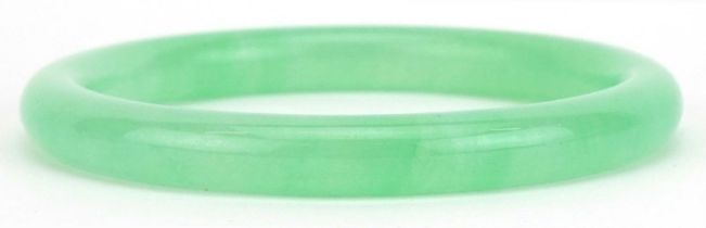 Chinese green jade bangle, 7.5cm in diameter, 32.4g