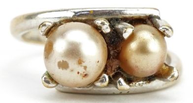 Yellow and white metal simulated pearl crossover ring, stamped 18kt H G?, size I, 3.0g