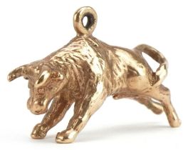 9ct gold raging bull charm, 2.5cm in length, 6.1g