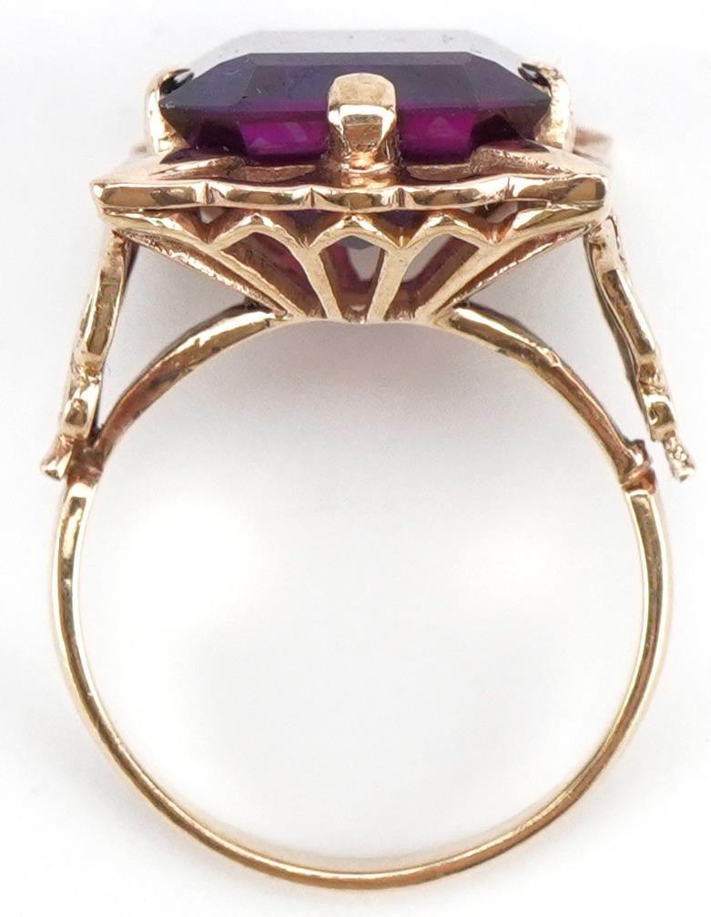 Large 9ct gold alexandrite ring with pierced butterfly shoulders, the stone approximately 16.20mm - Image 4 of 5