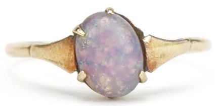 9ct gold cabochon opal ring, size L/M, 1.1g