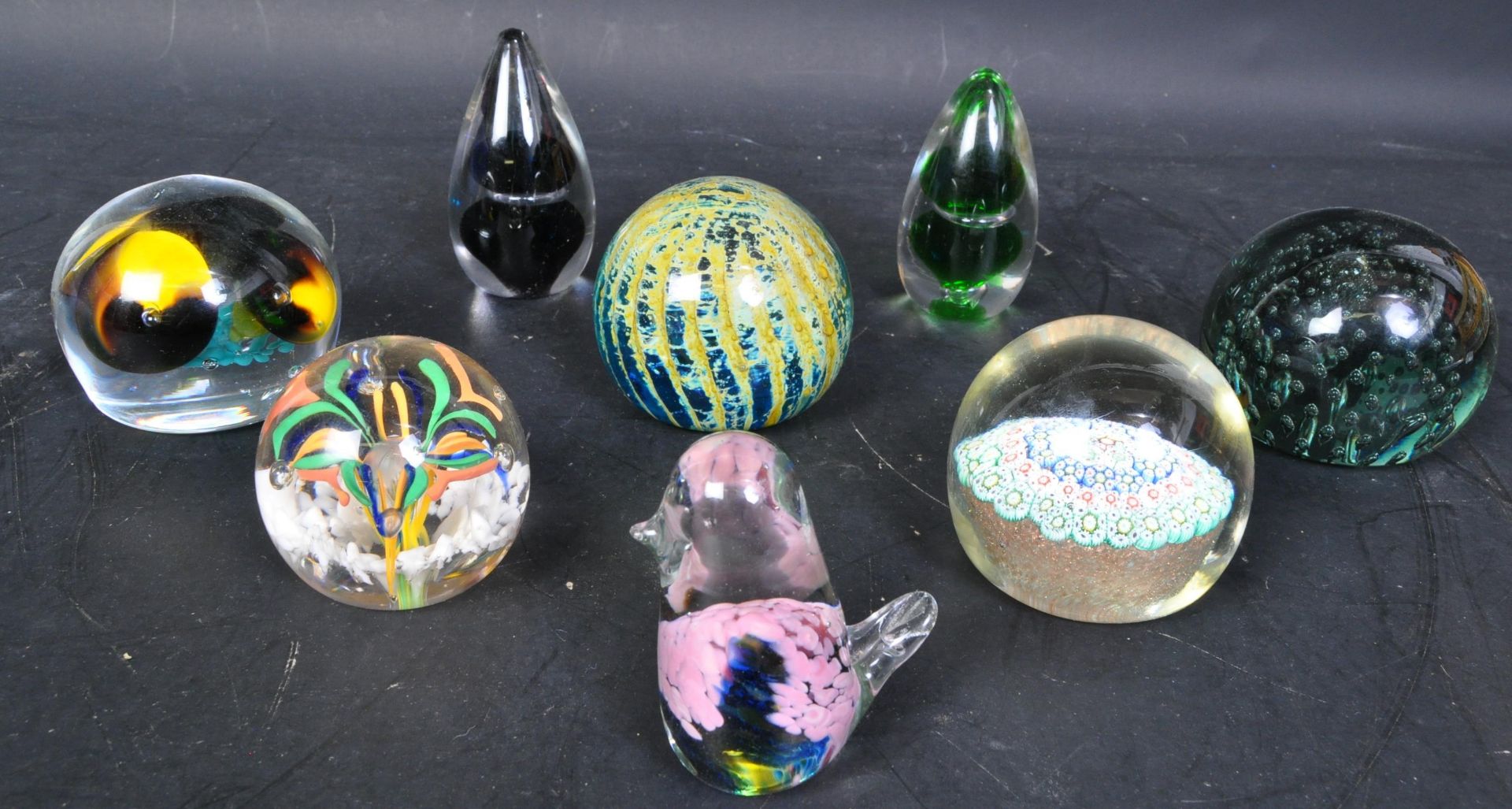 20TH CENTURY VINTAGE GLASS PAPERWEIGHTS - Image 3 of 5