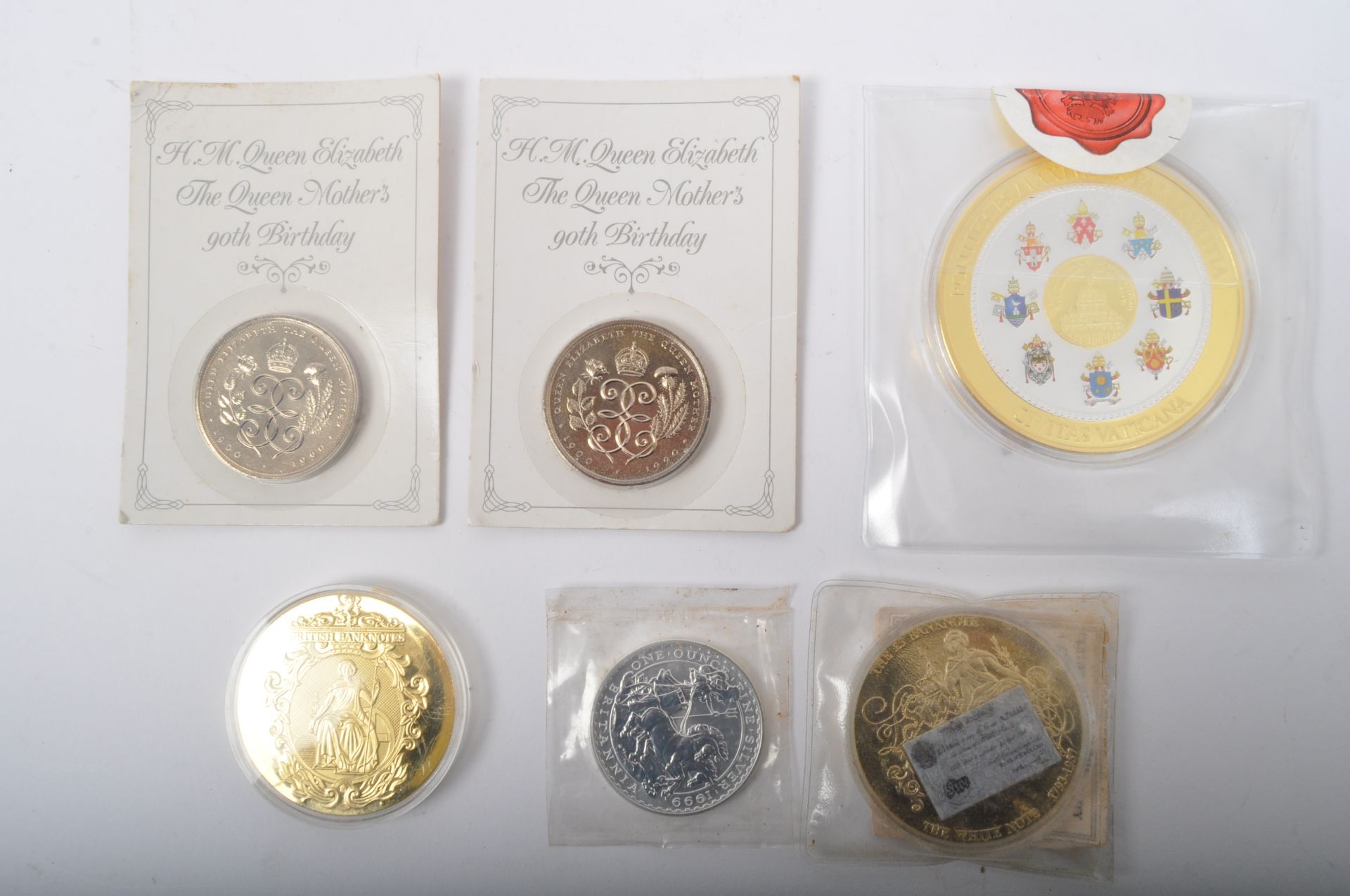 ASSORTMENT OF VINTAGE COMMEMORATIVE SILVER COINS & MEDALS