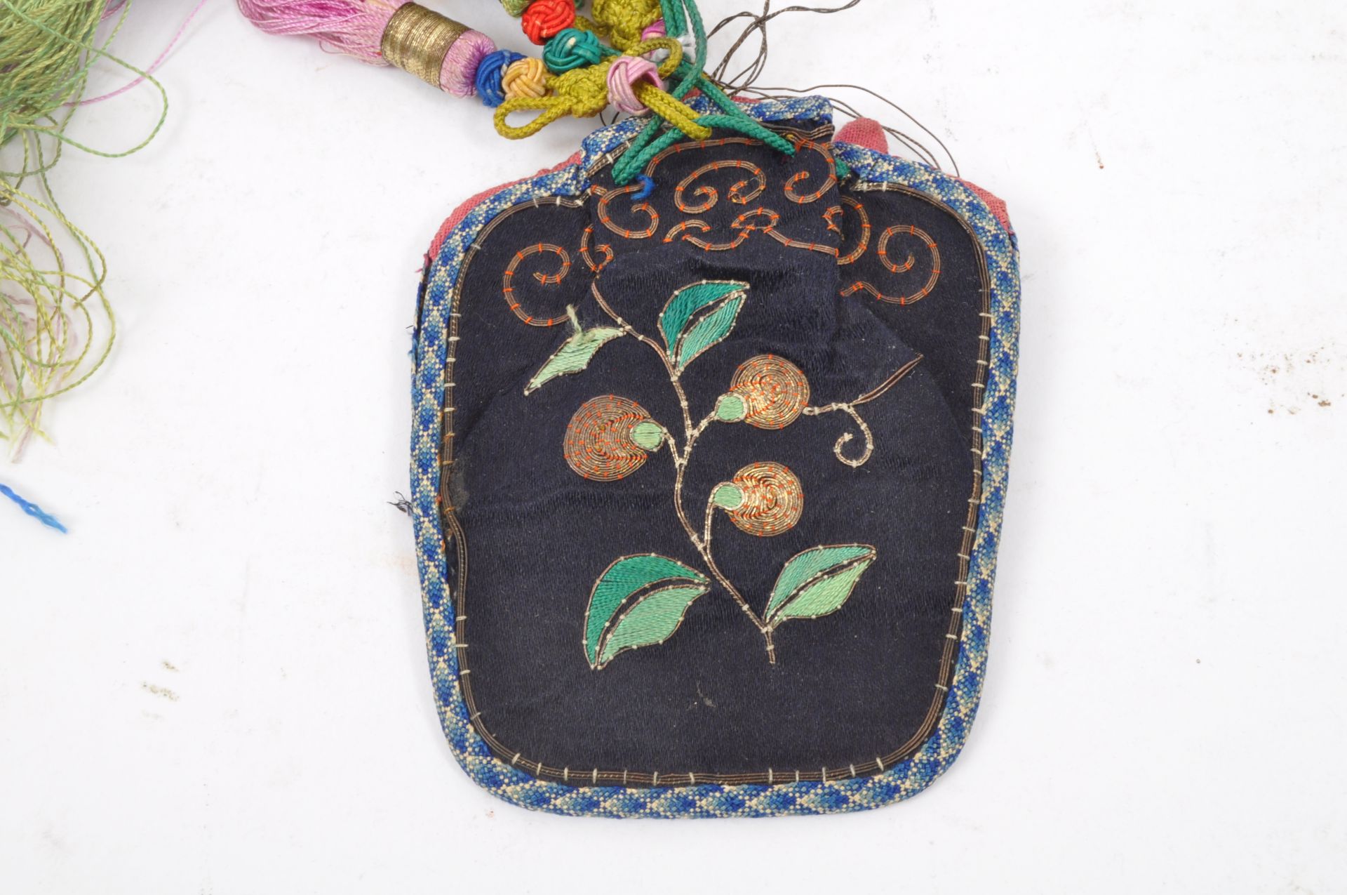 19TH CENTURY CHINESE ORIENTAL HAND SEWN LADIES MONEY BAG - Bild 2 aus 4