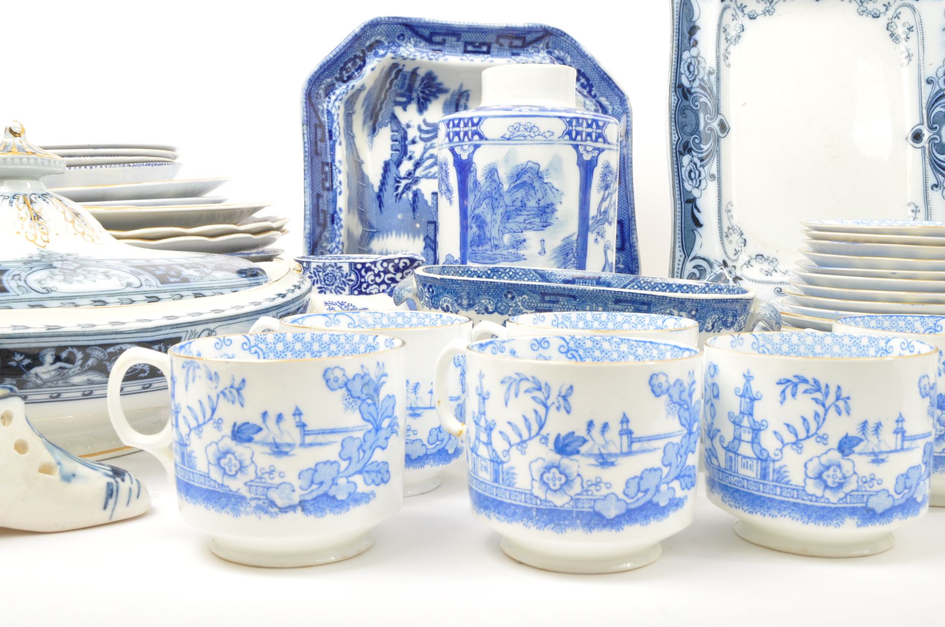 LARGE COLLECTION OF 19TH CENTURY AND LATER BLUE & WHITE CHINA - Image 3 of 5
