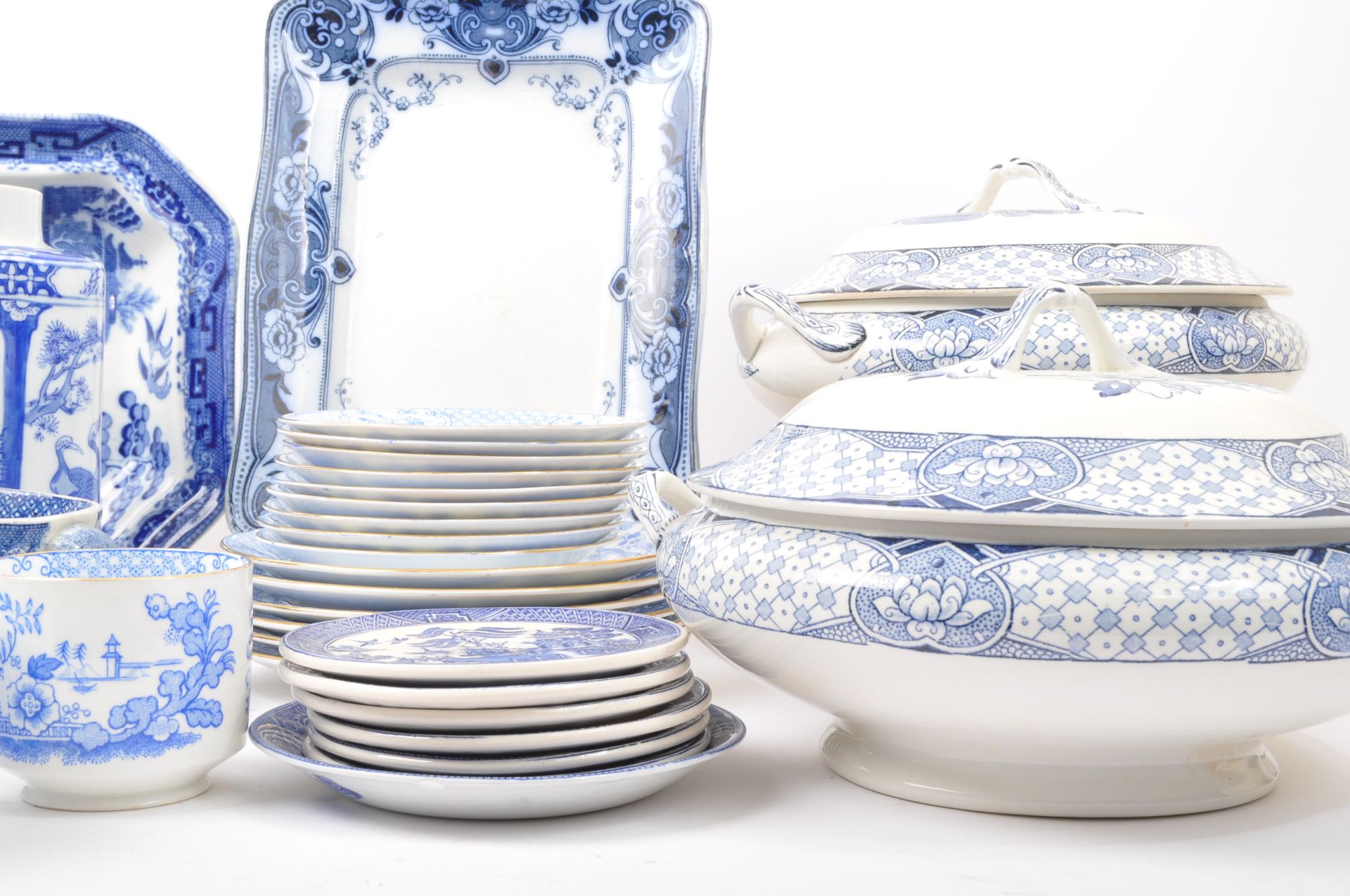 LARGE COLLECTION OF 19TH CENTURY AND LATER BLUE & WHITE CHINA - Image 5 of 5