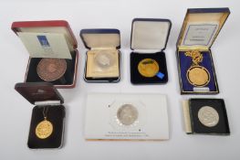 ASSORTMENT OF VINTAGE COMMEMORATIVE SILVER COINS & MEDALS