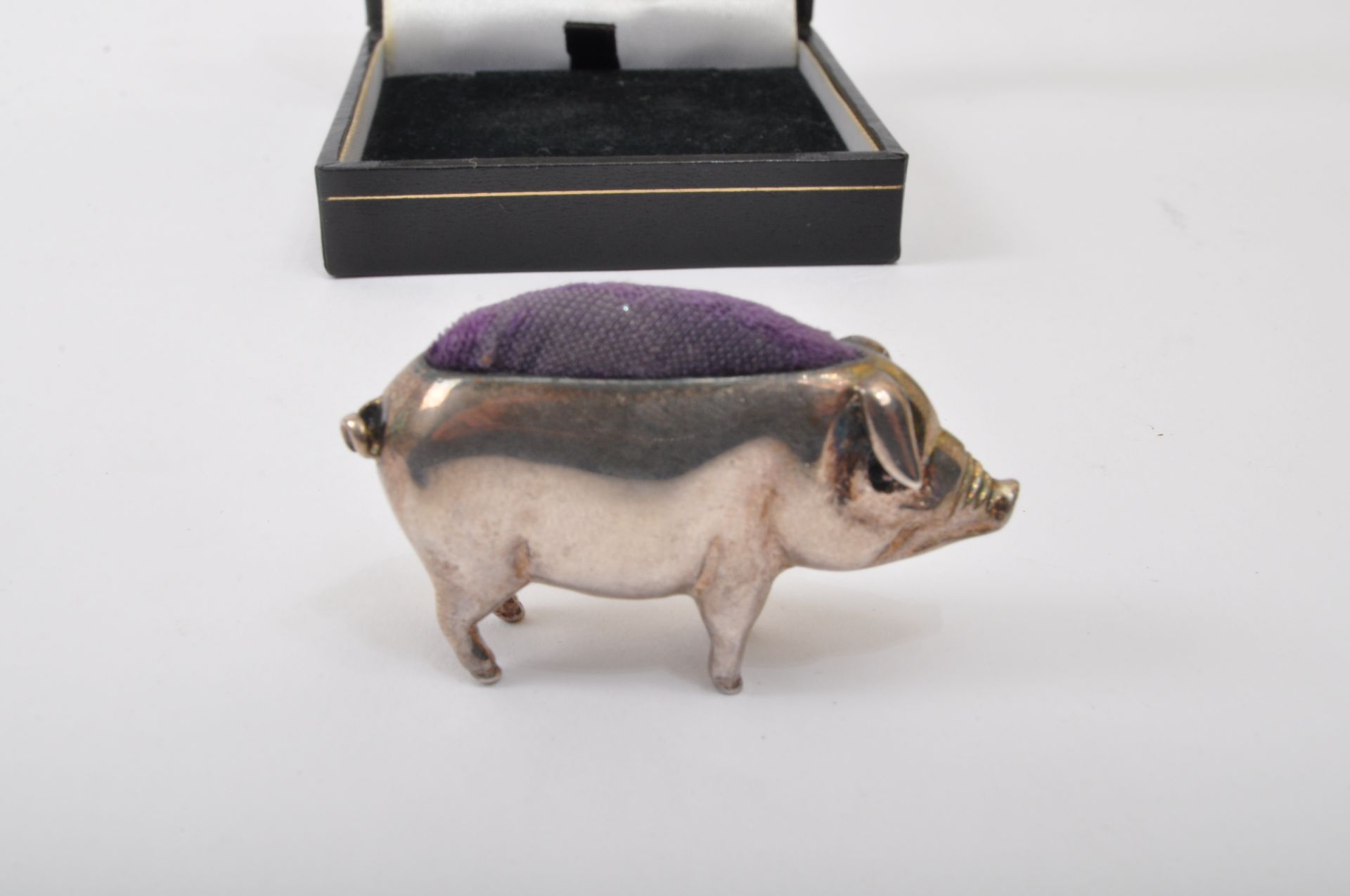 EARLY 20TH CENTURY WHITE METAL PIG PIN CUSHION - Image 4 of 5