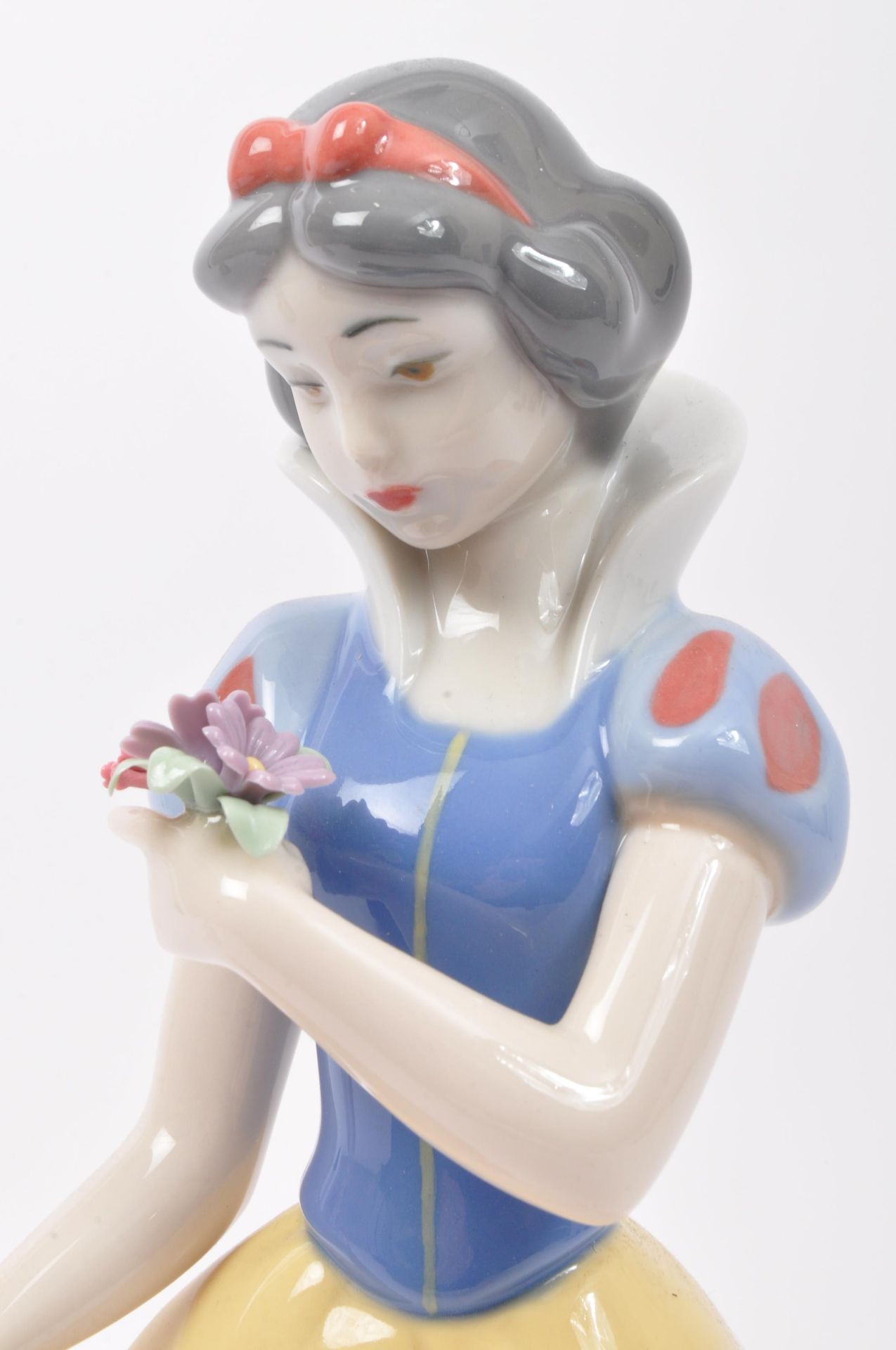 NAO - GOLDEN DAISIES - BOXED CERAMIC FIGURINE - Image 4 of 5