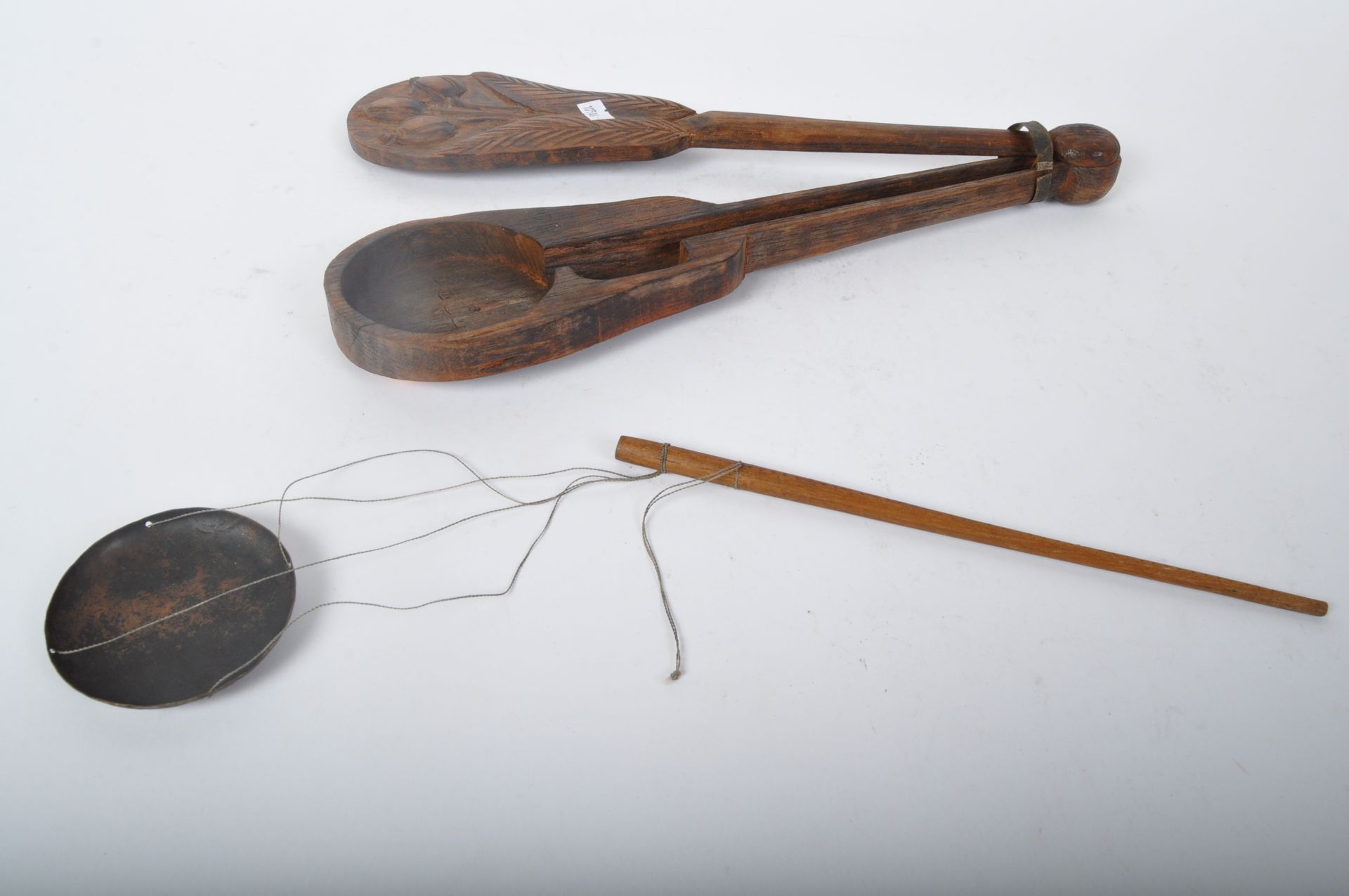 20TH CENTURY CARVED WOOD PORTABLE WEIGHING SCALES - Image 5 of 5