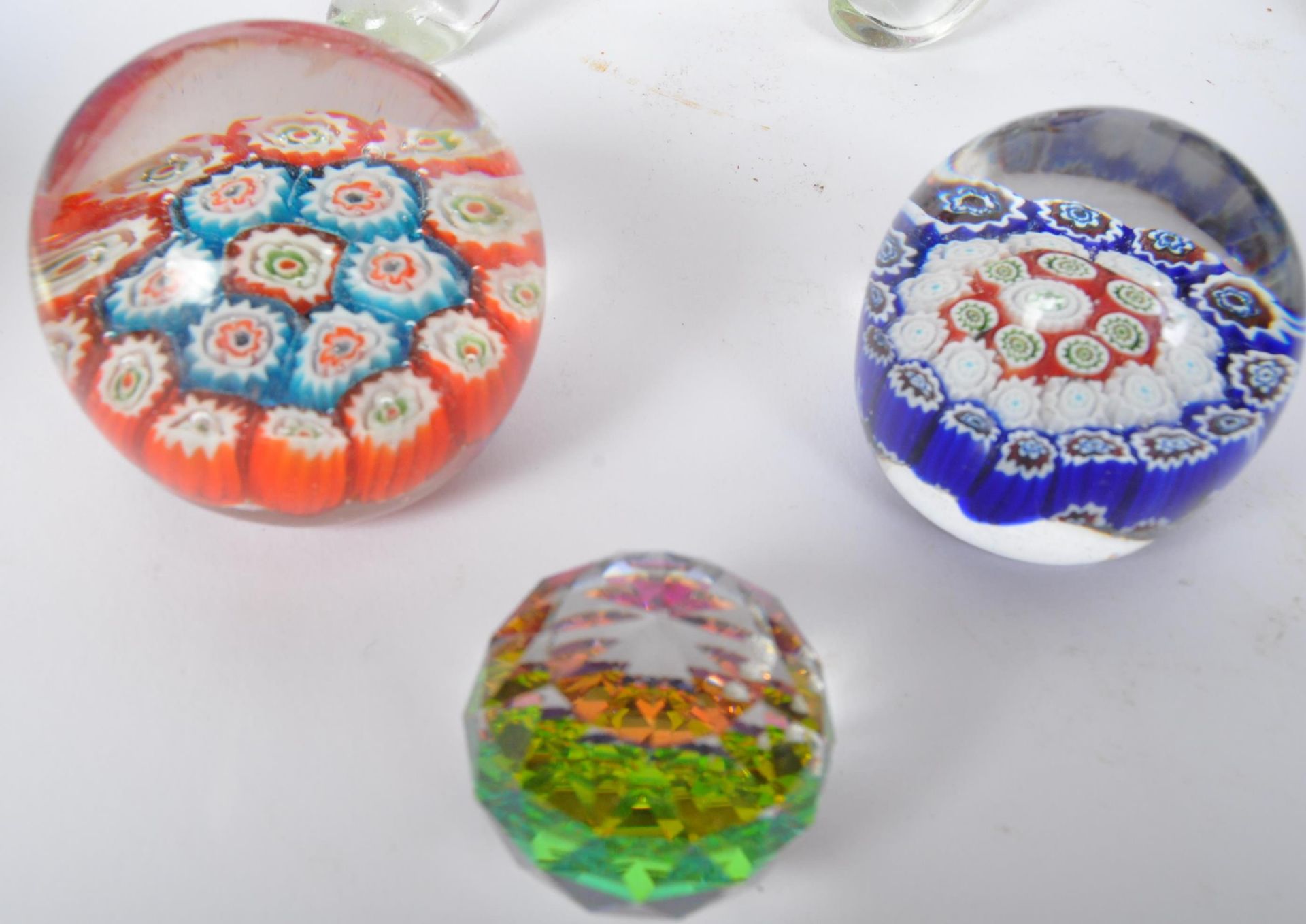 ASSORTMENT OF VINTAGE GLASS PAPERWEIGHTS - Bild 6 aus 6