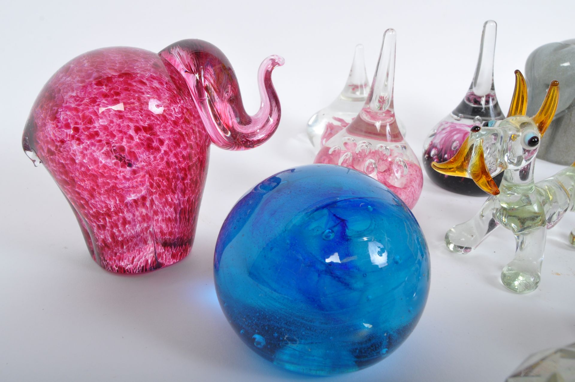 ASSORTMENT OF VINTAGE GLASS PAPERWEIGHTS - Image 3 of 6
