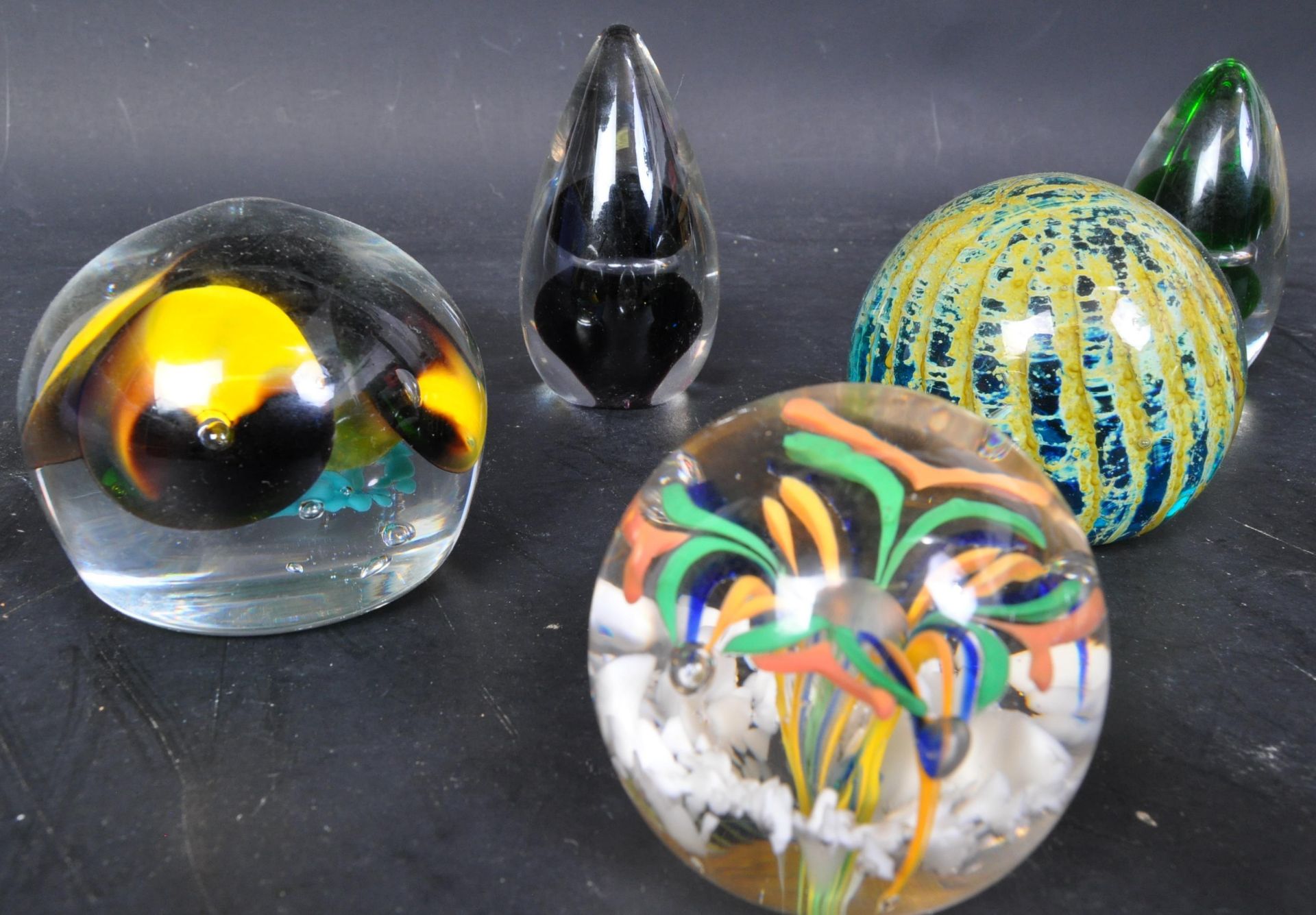 20TH CENTURY VINTAGE GLASS PAPERWEIGHTS - Image 4 of 5