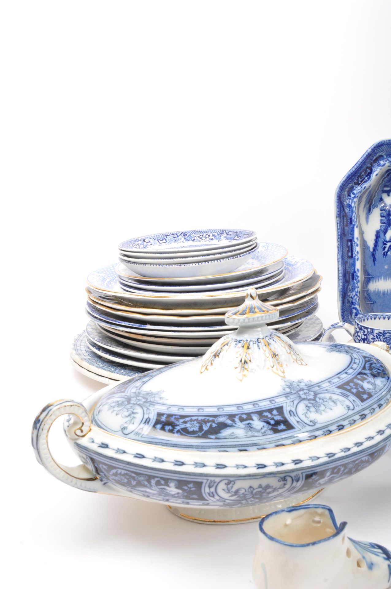 LARGE COLLECTION OF 19TH CENTURY AND LATER BLUE & WHITE CHINA - Image 2 of 5
