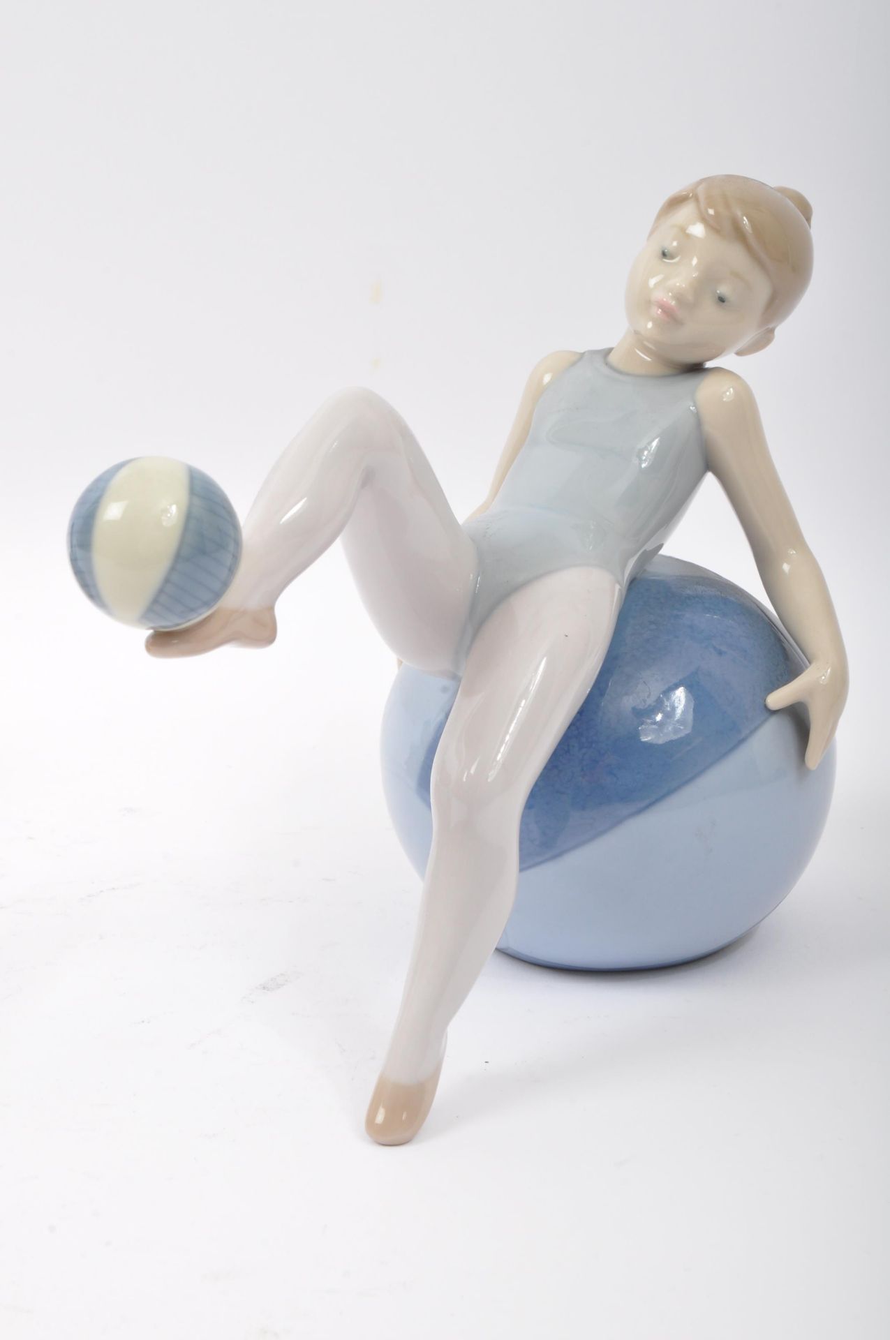 NAO - A GAME OF BALANCE & EL REY DE LA CASA - BOXED CERAMIC FIGURINES - Image 2 of 5