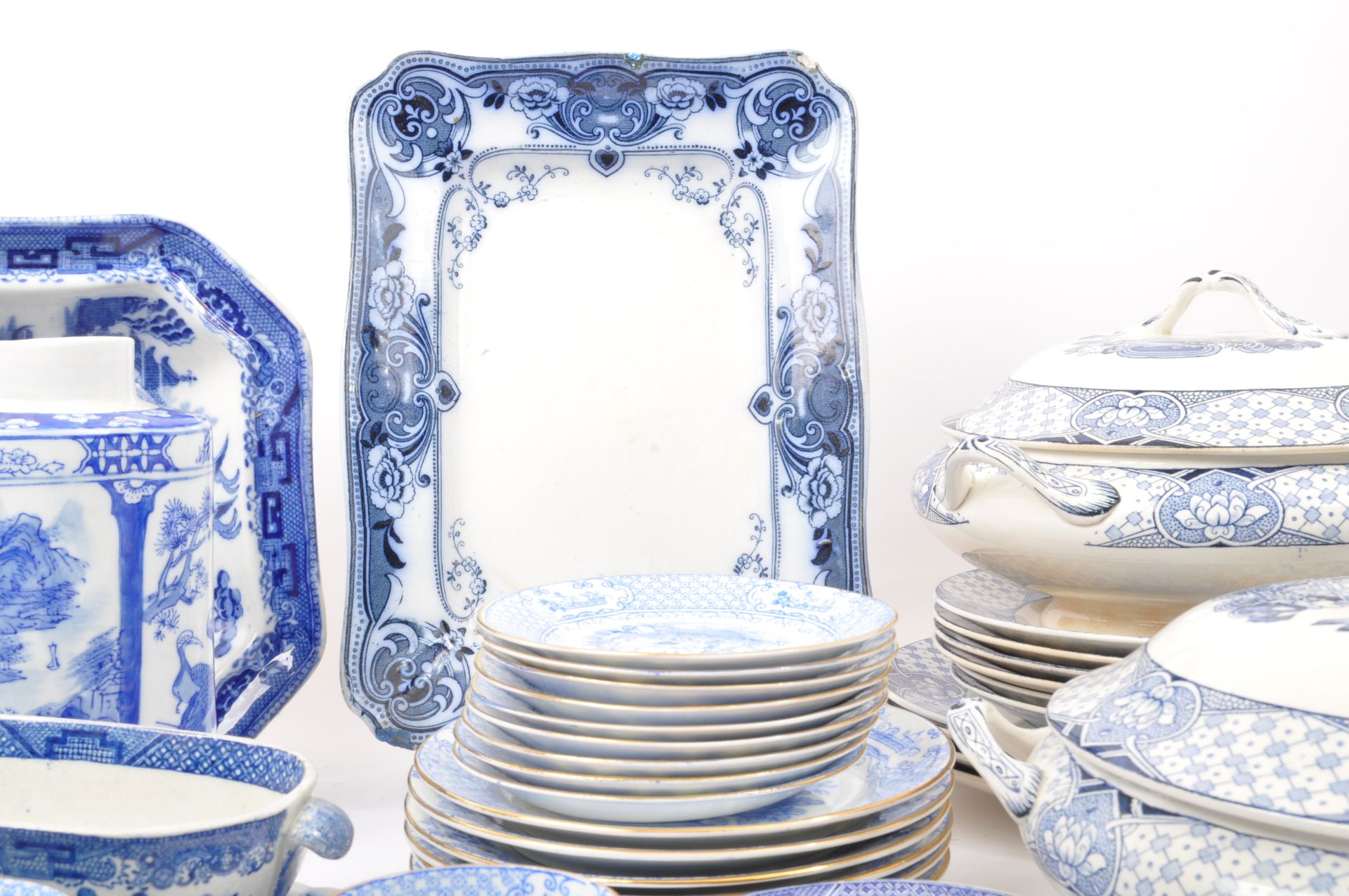 LARGE COLLECTION OF 19TH CENTURY AND LATER BLUE & WHITE CHINA - Image 4 of 5
