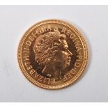 QUEEN ELIZABETH II 2000 22CT GOLD HALF SOVEREIGN