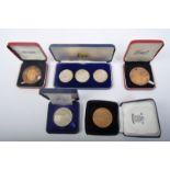 COLLECTION OF UK COMMEMORATIVE SILVER & OTHER COINS / MEDALS