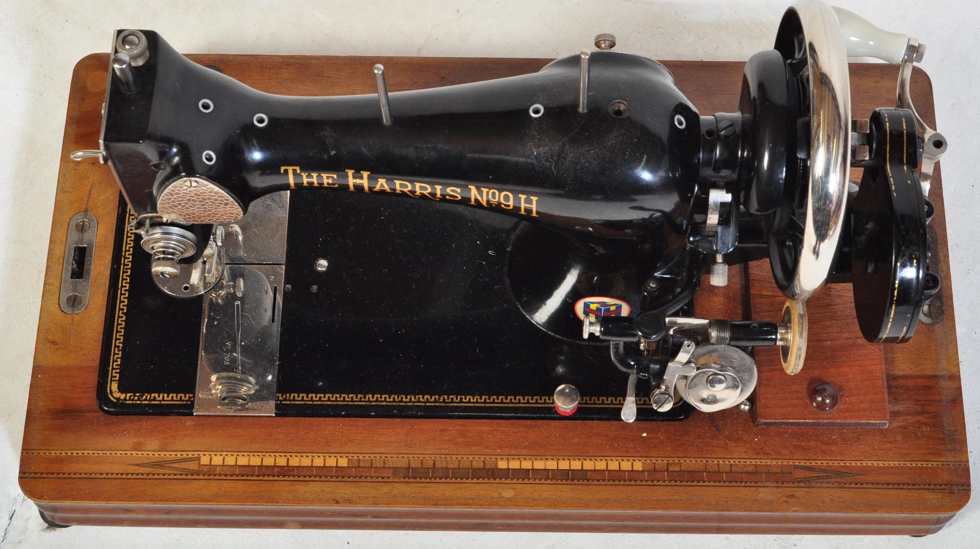 VINTAGE 'THE HARRIS N.9H' TRAVELLING SEWING MACHINE IN CASE - Image 4 of 5