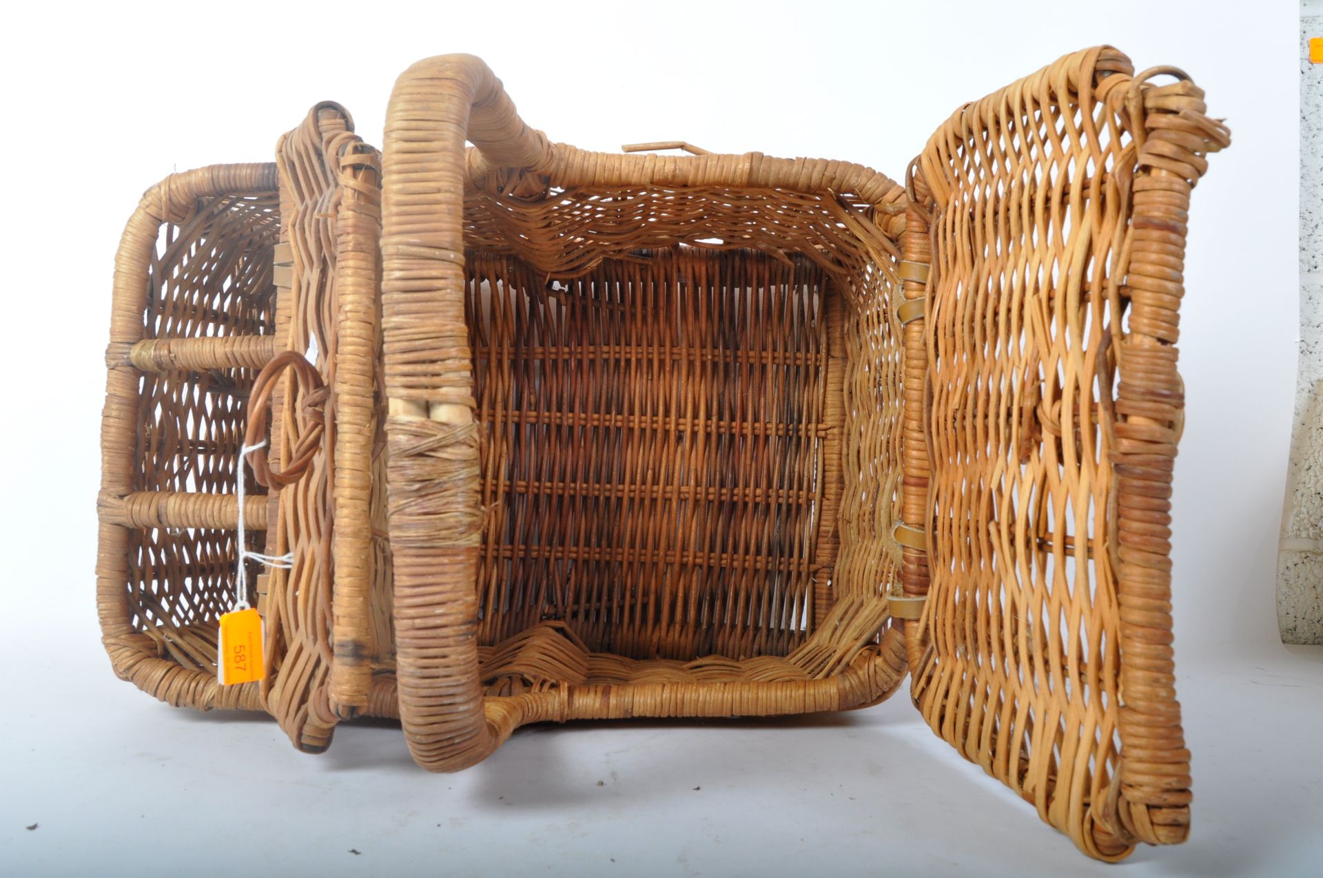 MID 20TH CENTURY WICKER WOVEN PICNIC BASKET - Image 3 of 5