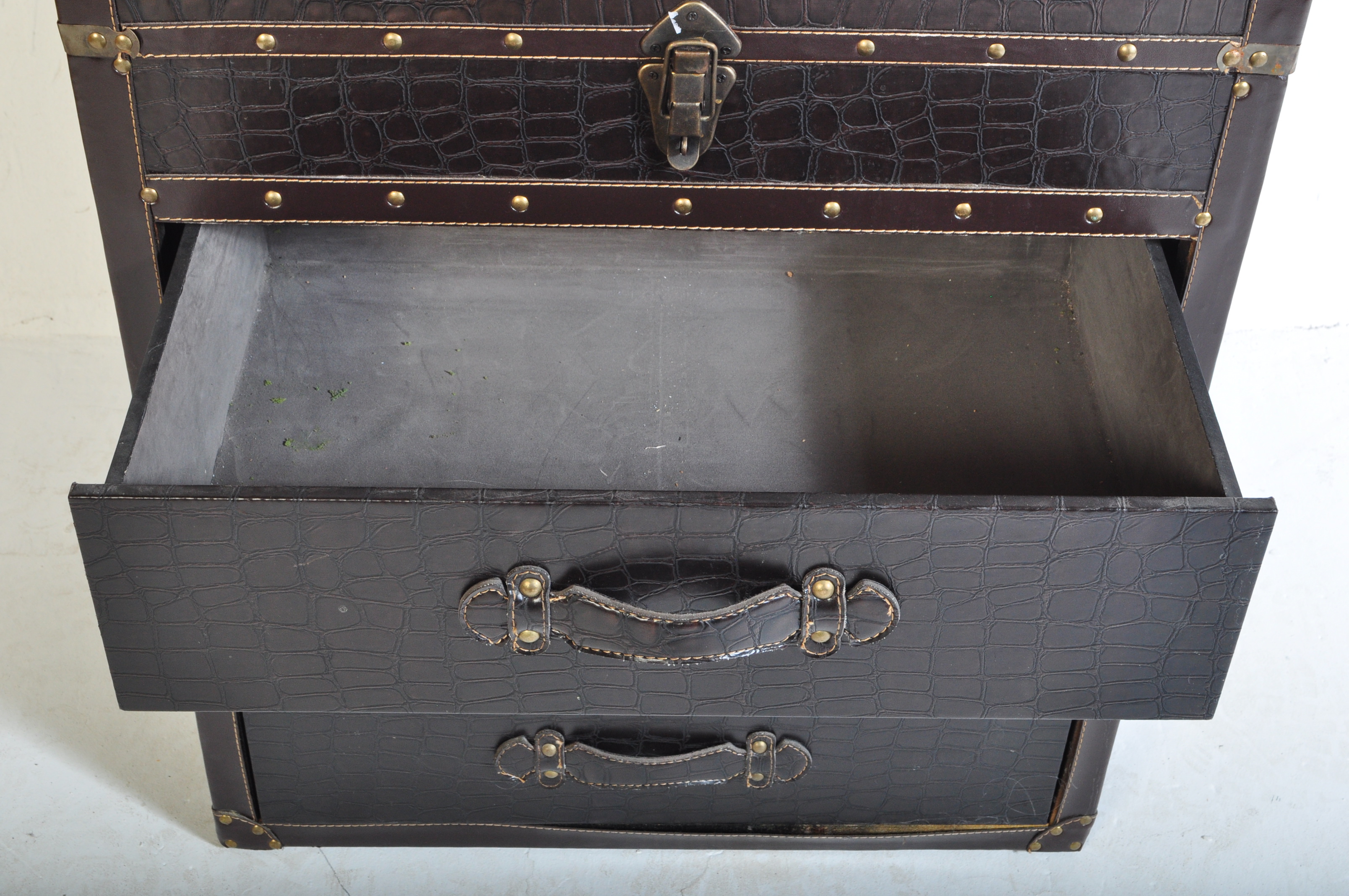 CONTEMPORARY LEATHER STUDDED TRAVEL CHEST OF DRAWERS - Bild 6 aus 6