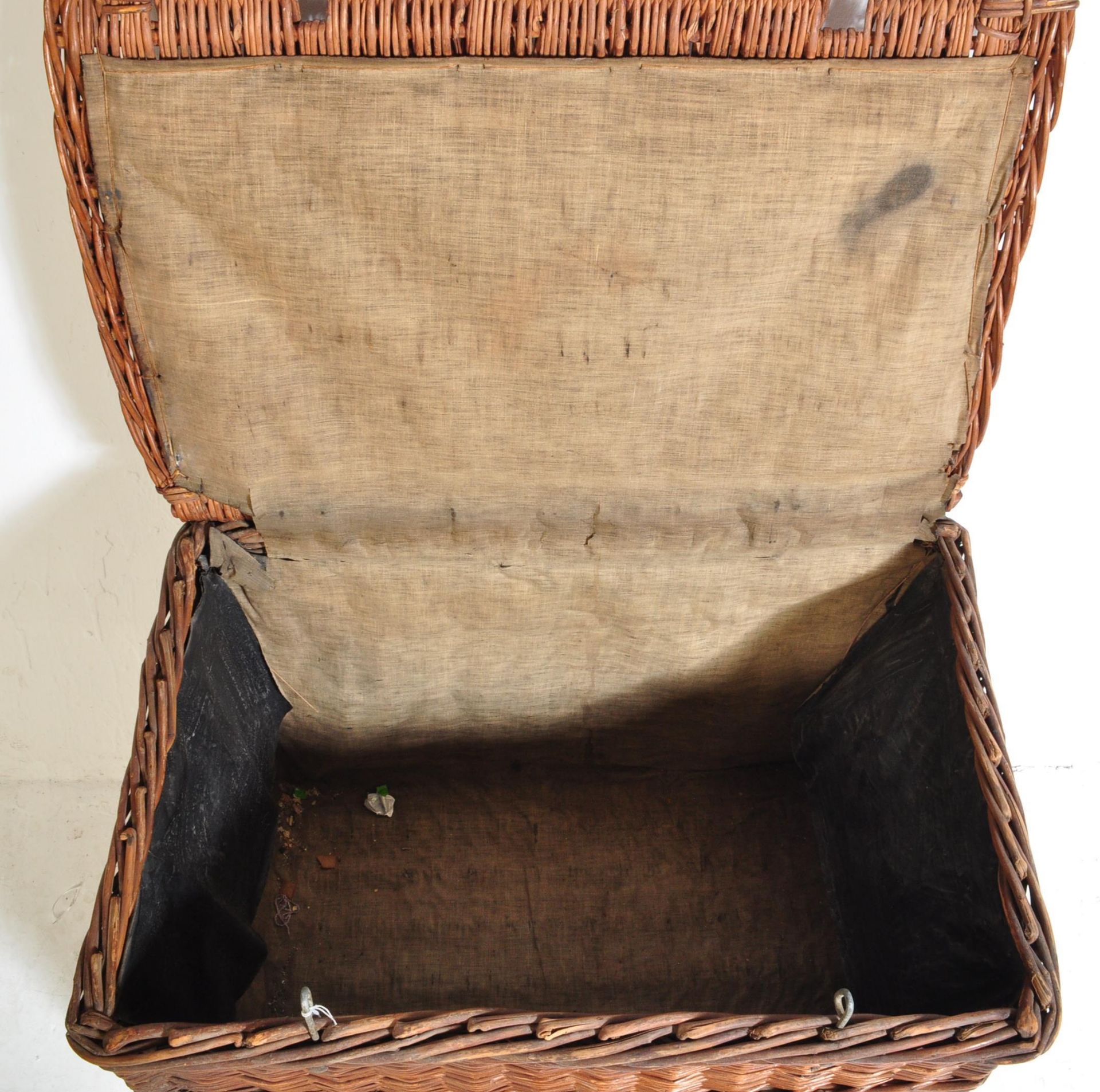 LARGE EARLY 20TH CENTURY WICKER LAUNDRY BASKET - Image 5 of 5