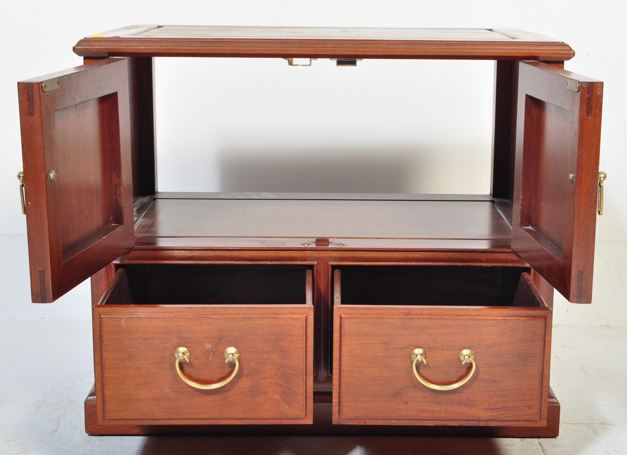 20TH CENTURY CHINESE HARDWOOD SIDE CABINET - Bild 4 aus 5