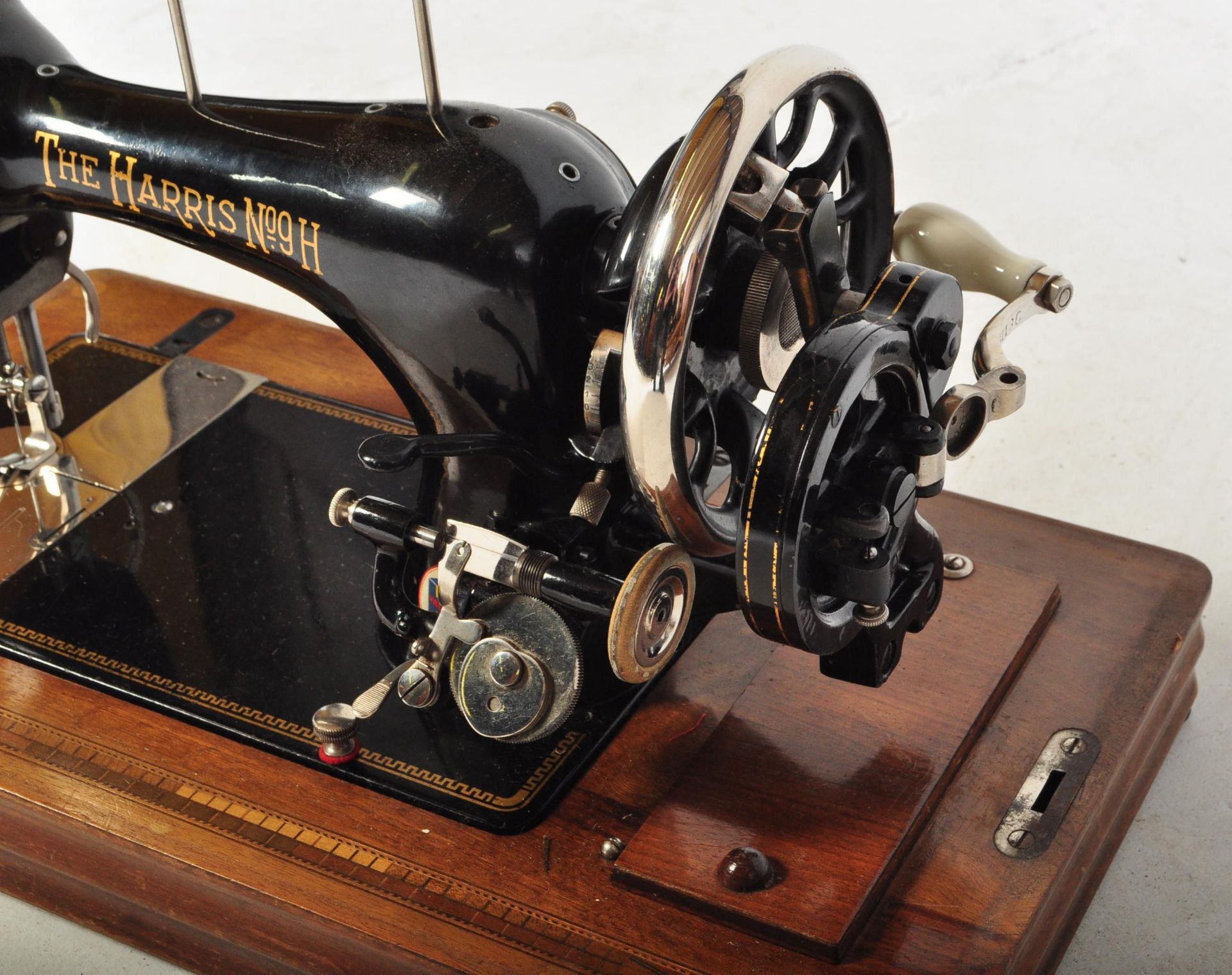 VINTAGE 'THE HARRIS N.9H' TRAVELLING SEWING MACHINE IN CASE - Image 5 of 5