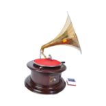 20TH CENTURY TABLE TOP GRAMOPHONE & HORN