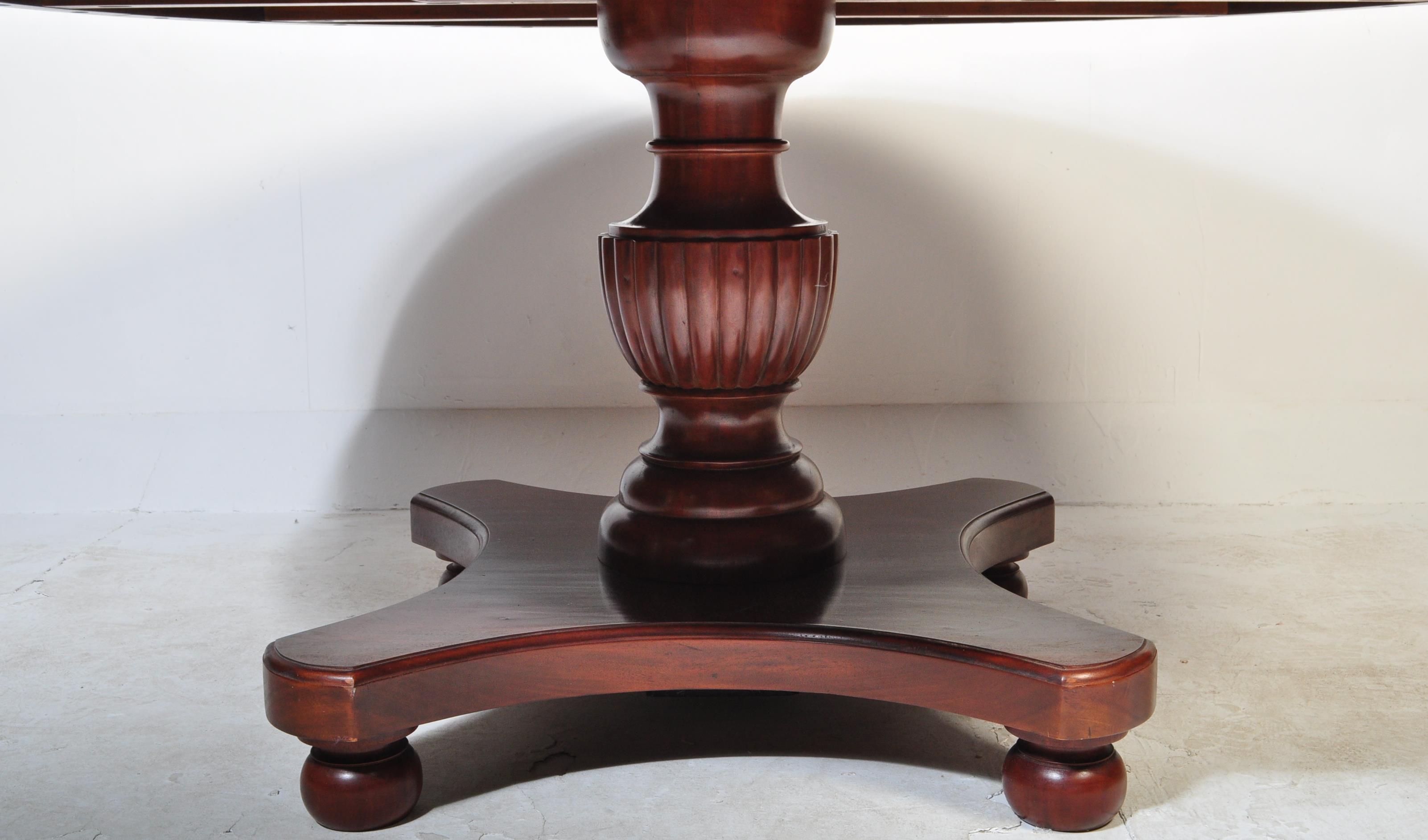 19TH CENTURY CIRCULAR REVIVAL MAHOGANY DINING SUITE - Bild 9 aus 10