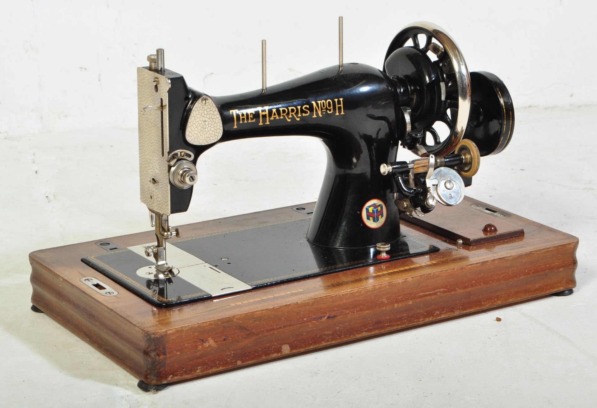 VINTAGE 'THE HARRIS N.9H' TRAVELLING SEWING MACHINE IN CASE - Image 2 of 5