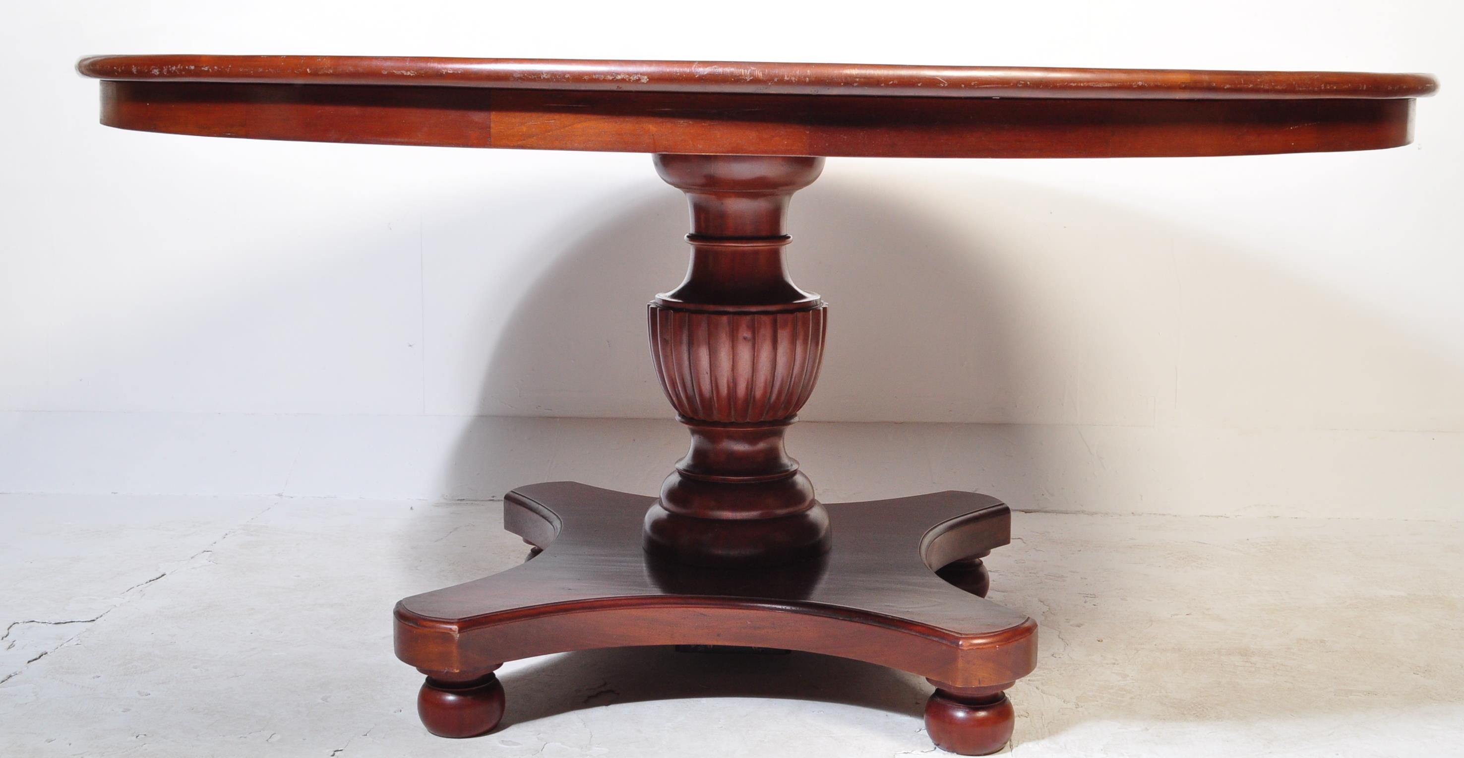 19TH CENTURY CIRCULAR REVIVAL MAHOGANY DINING SUITE - Bild 6 aus 10