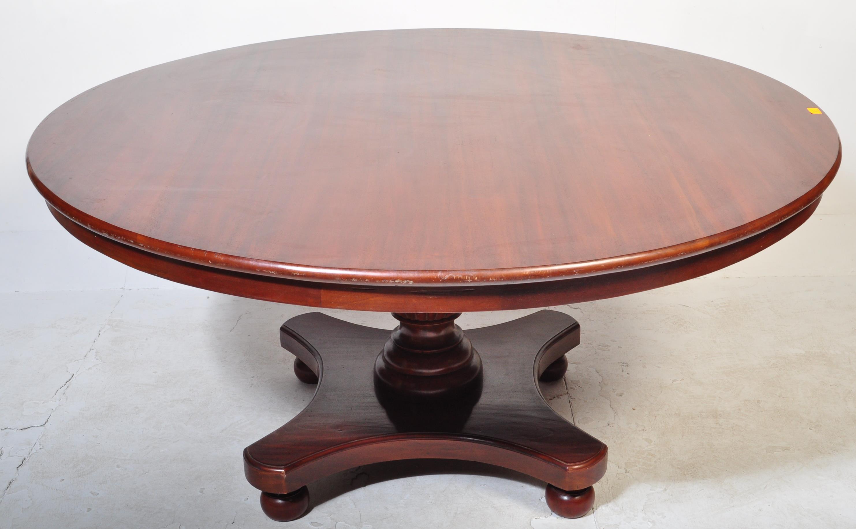 19TH CENTURY CIRCULAR REVIVAL MAHOGANY DINING SUITE - Bild 7 aus 10