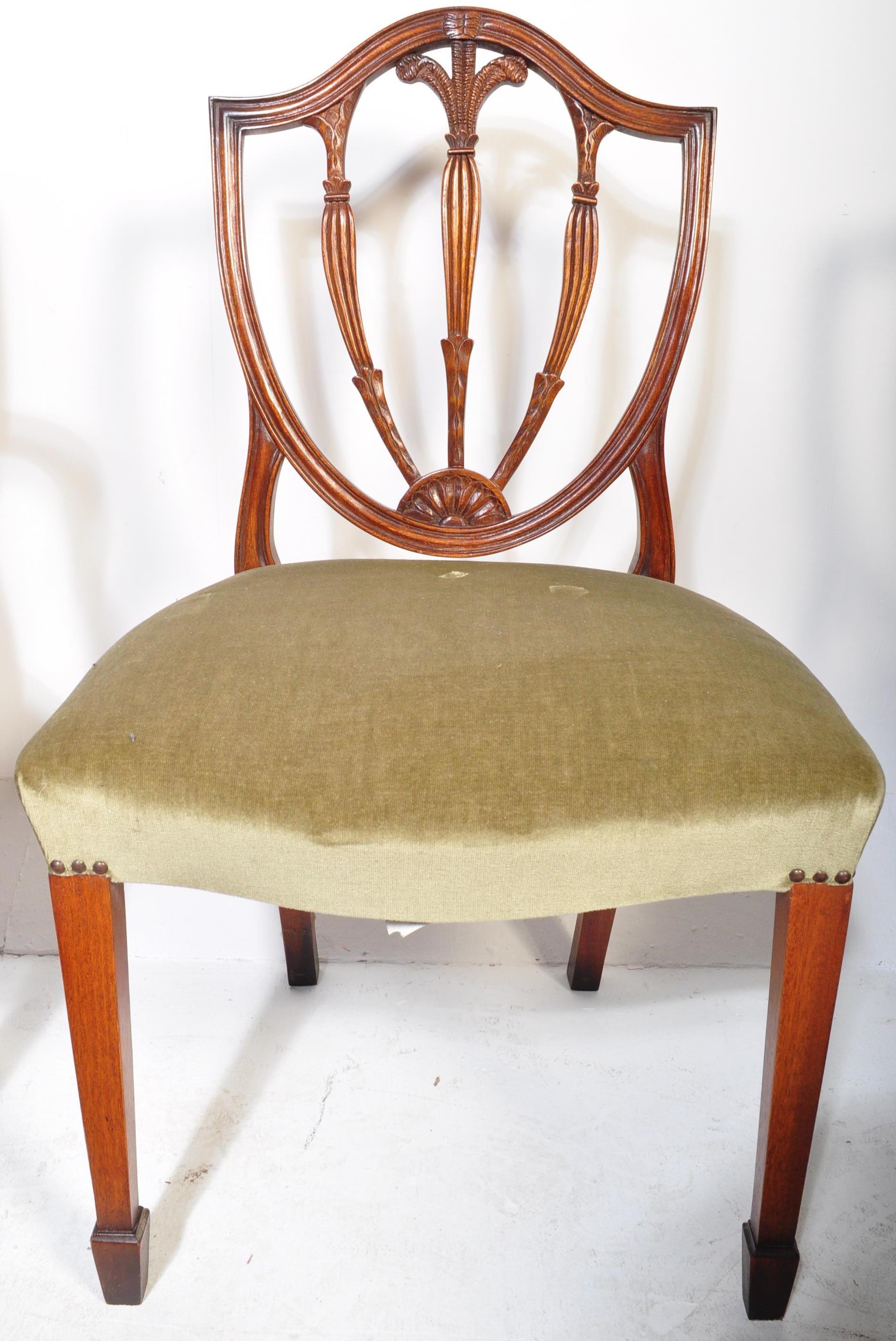 19TH CENTURY CIRCULAR REVIVAL MAHOGANY DINING SUITE - Bild 4 aus 10