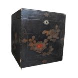 EARLY 20TH CENTURY CHINESE CHINOISERIE LAQUERED TEA BOX