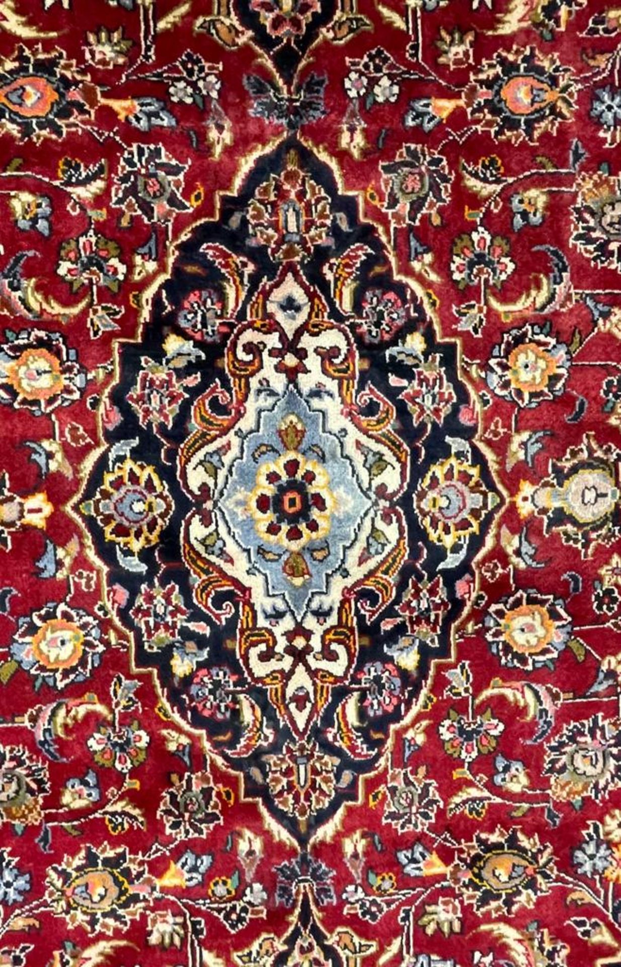 20TH CENTURY CENTRAL PERSIAN ISLAMIC KASHAN FLOOR RUG - Image 2 of 4