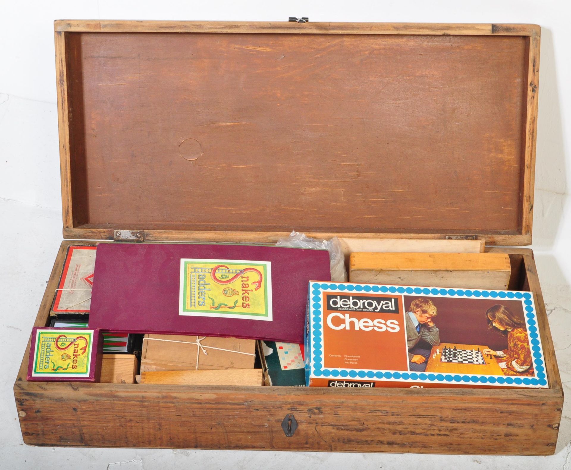 VINTAGE WOODEN CROQUET LAWN BOX & BOARD GAMES - Image 2 of 6