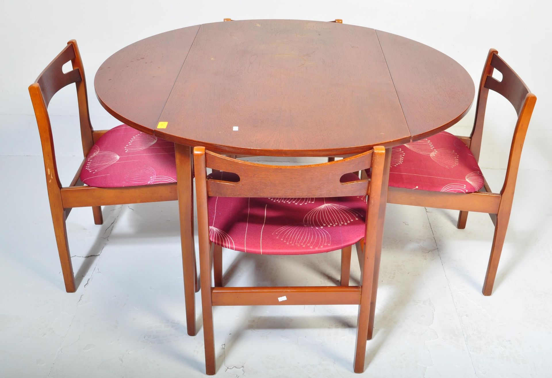 MID 20TH CENTURY TEAK DINING TABLE & CHAIRS - Bild 2 aus 5