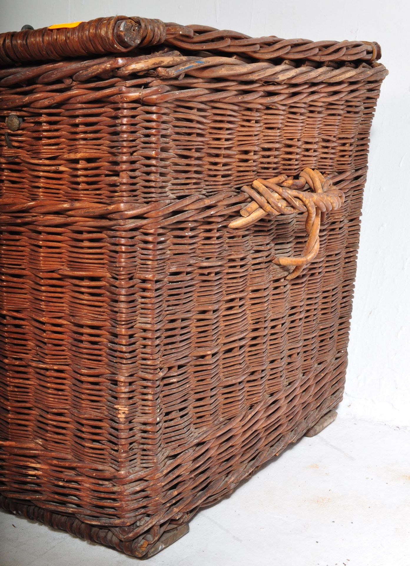 LARGE EARLY 20TH CENTURY WICKER LAUNDRY BASKET - Image 3 of 5