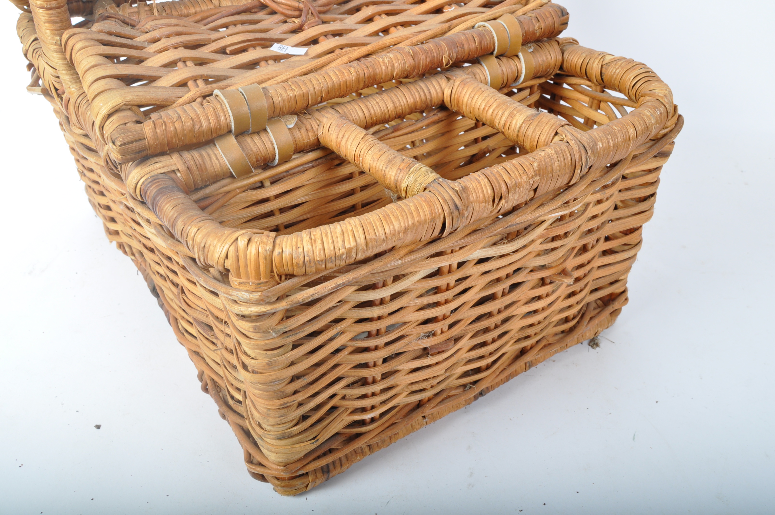 MID 20TH CENTURY WICKER WOVEN PICNIC BASKET - Bild 4 aus 5