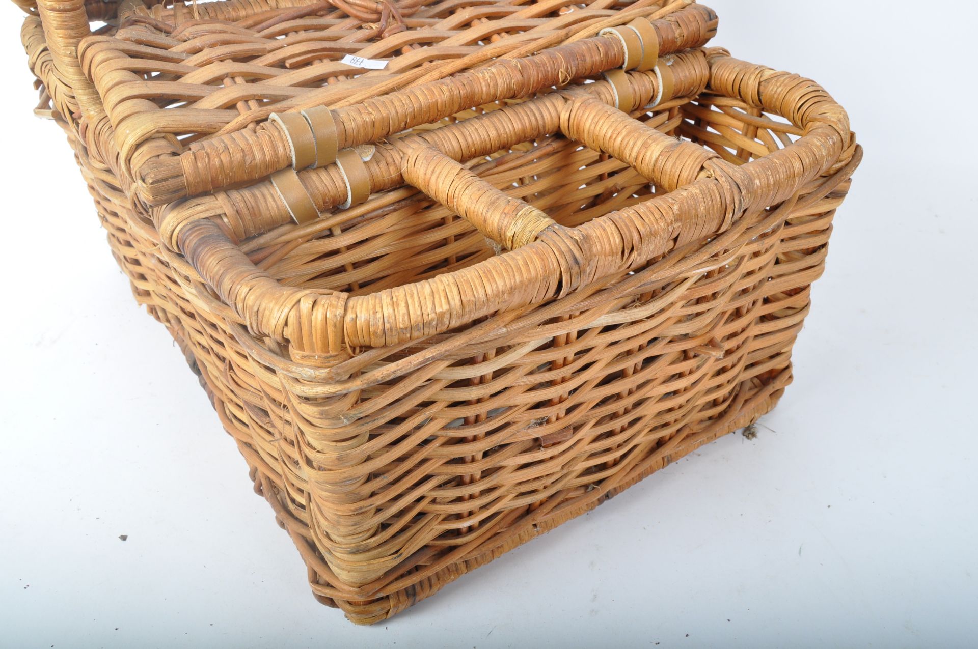 MID 20TH CENTURY WICKER WOVEN PICNIC BASKET - Image 4 of 5