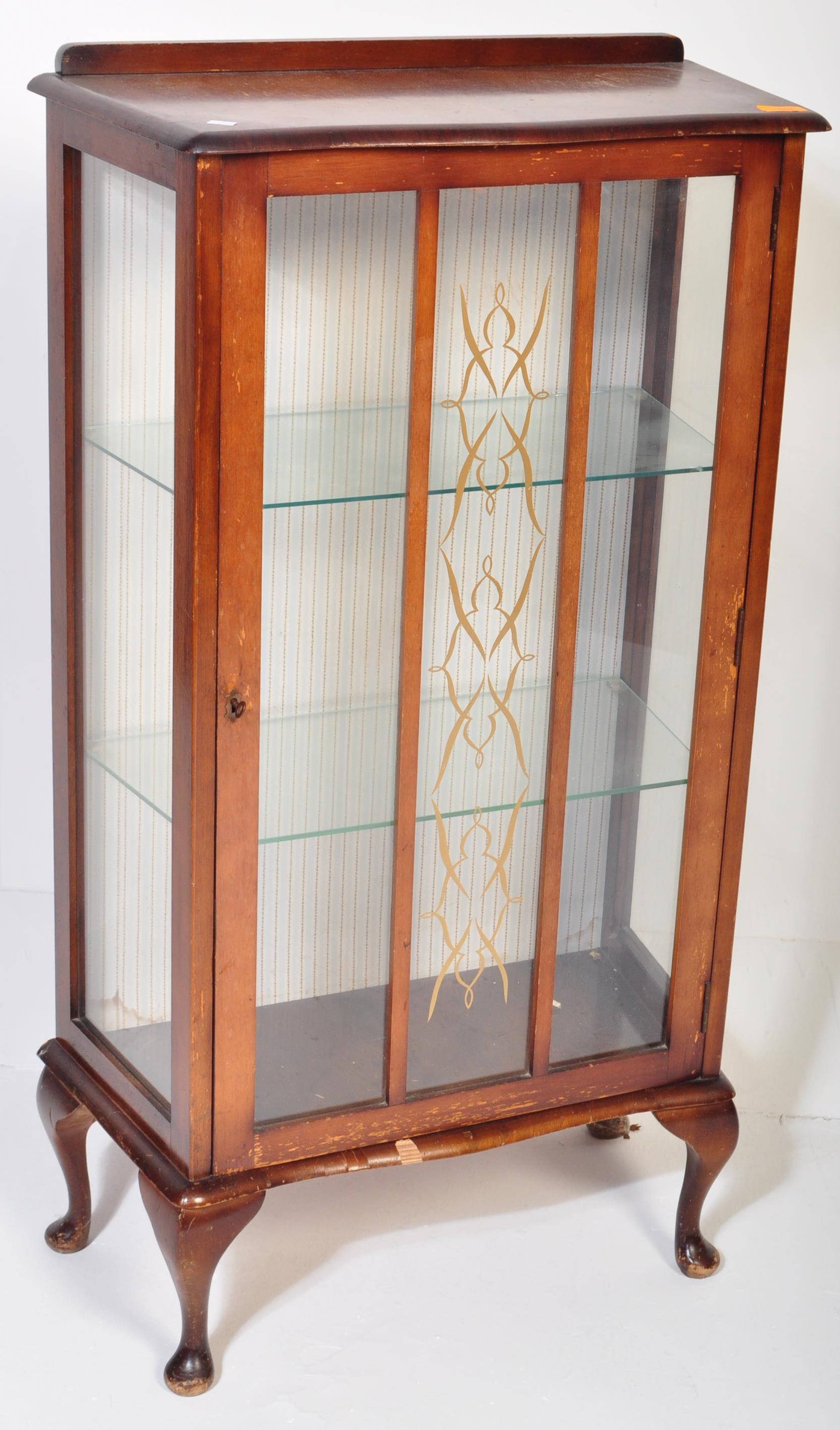 1940S QUEEN ANNE STYLE WALNUT DISPLAY CABINET - Bild 2 aus 4