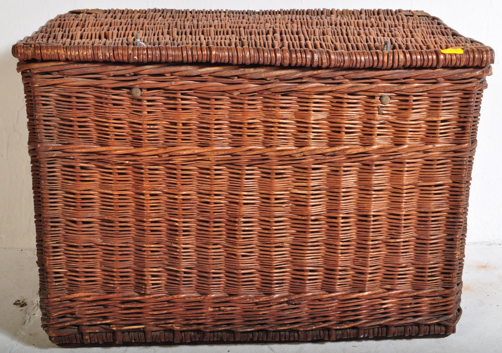 LARGE EARLY 20TH CENTURY WICKER LAUNDRY BASKET - Image 2 of 5