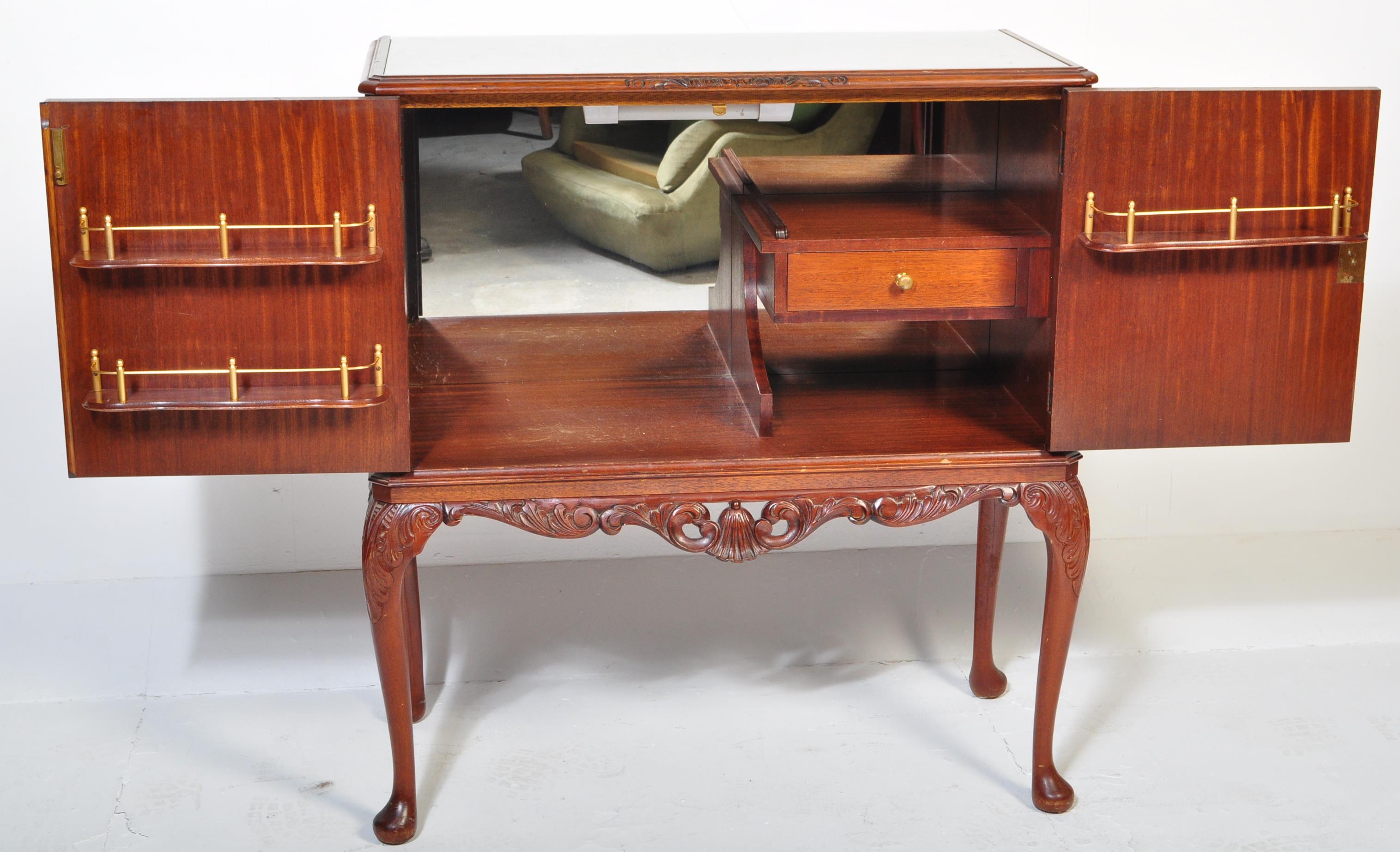 20TH CENTURY WALNUT CHIPPENDALE STYLE DRINKS CABINET - Bild 3 aus 5