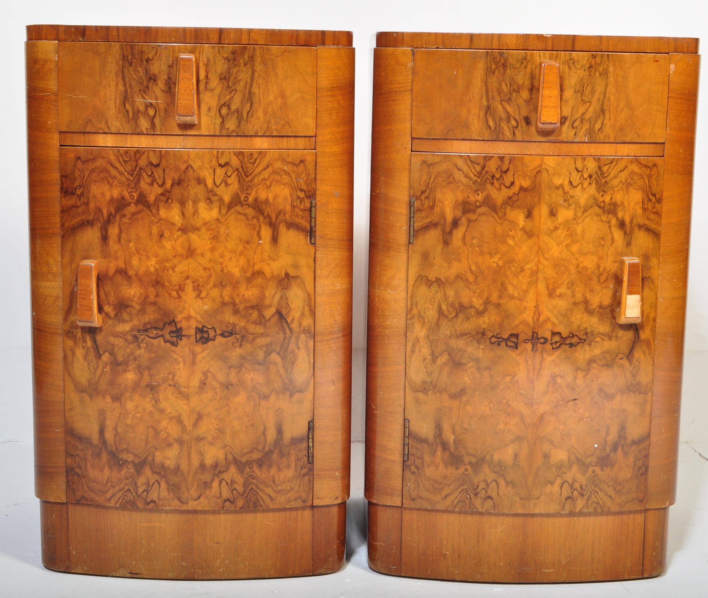 PAIR OF WALNUT ART DECO ERA BEDSIDE CABINETS - Bild 3 aus 5