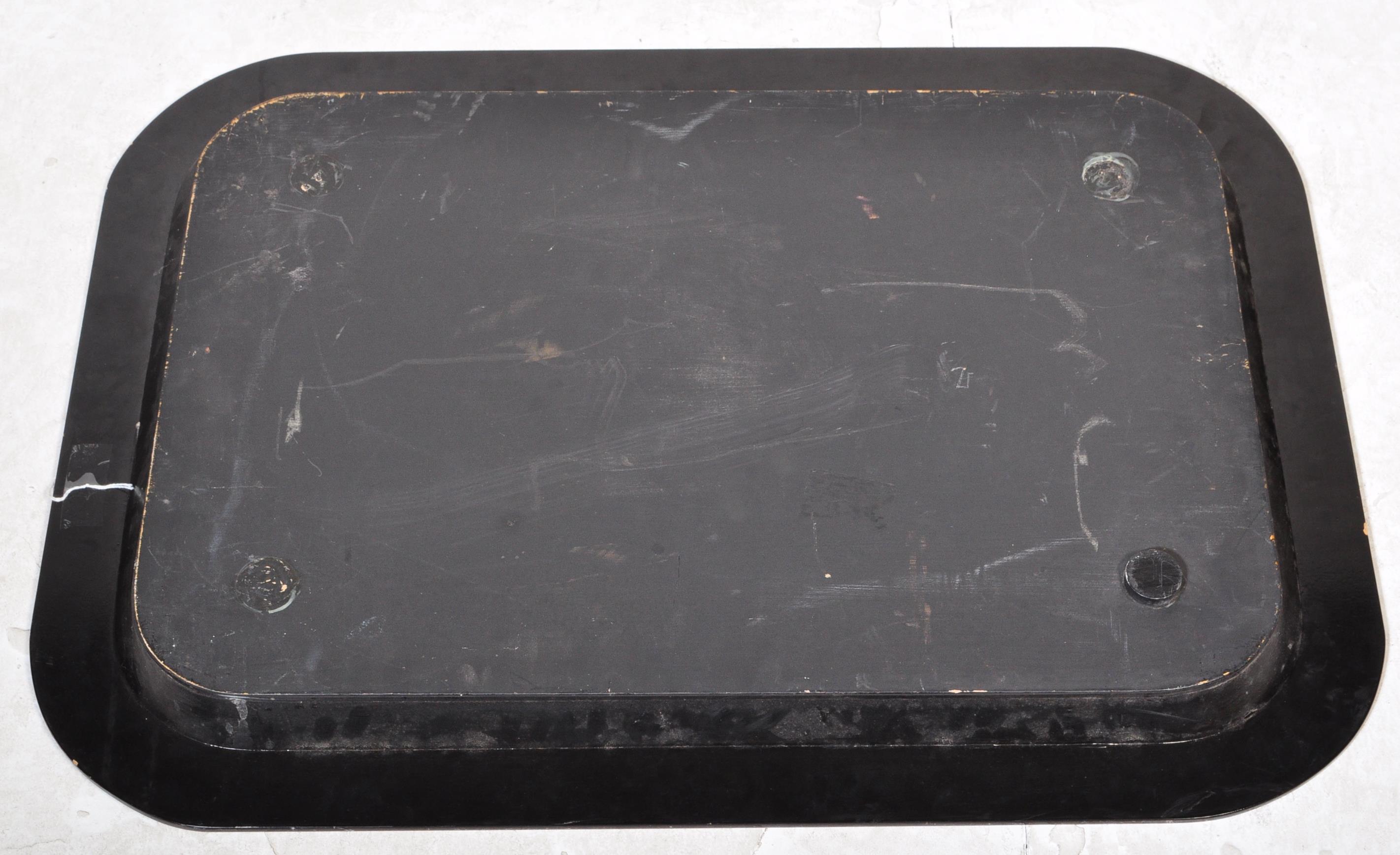 EARLY 20TH CENTURY 1930'S BLACK LACQUERED TRAY ON STAND - Bild 4 aus 5