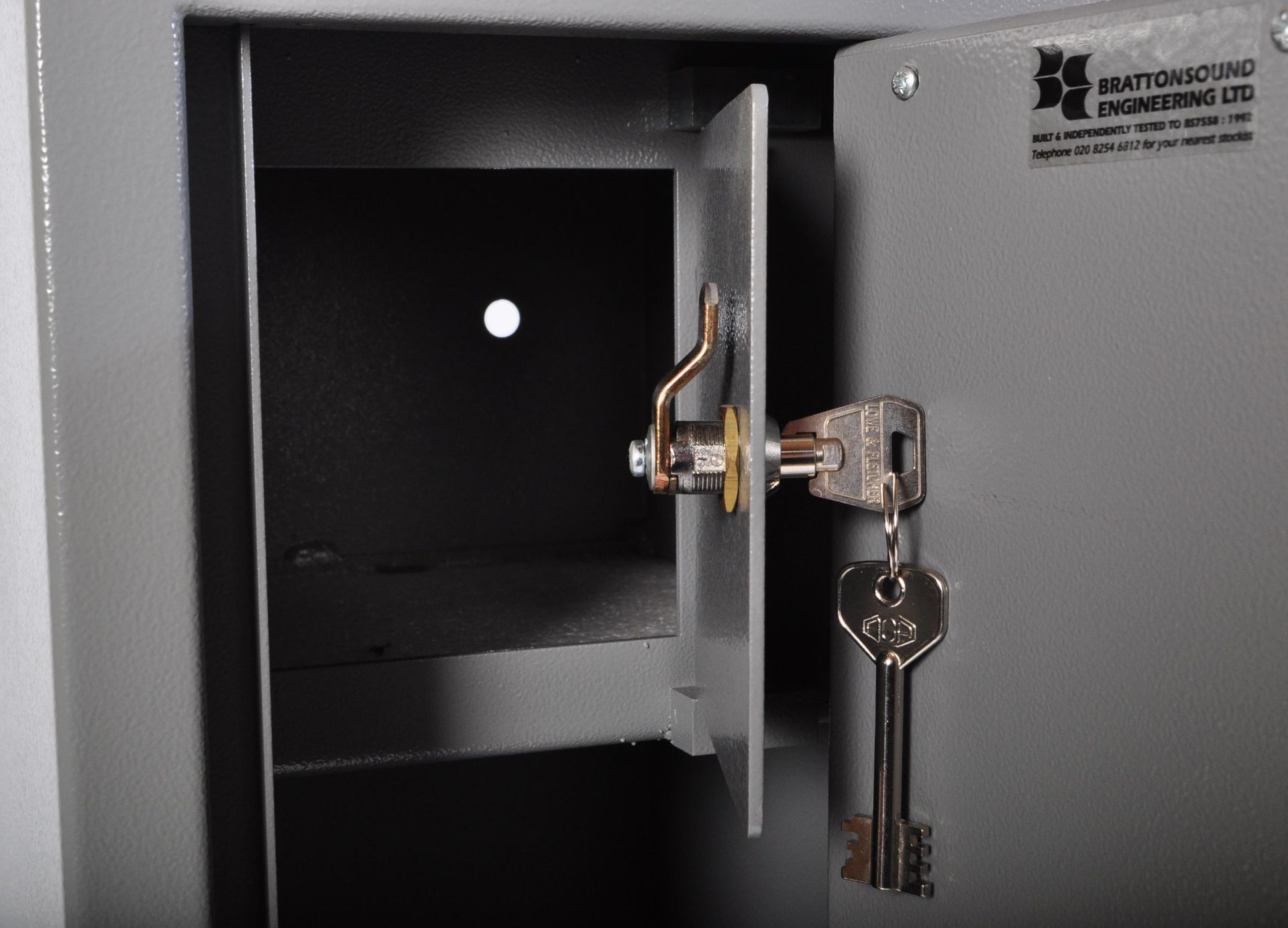 BRATTONSOUNDS - CONTEMPORARY METAL GUN SAFE CABINET - Image 4 of 6