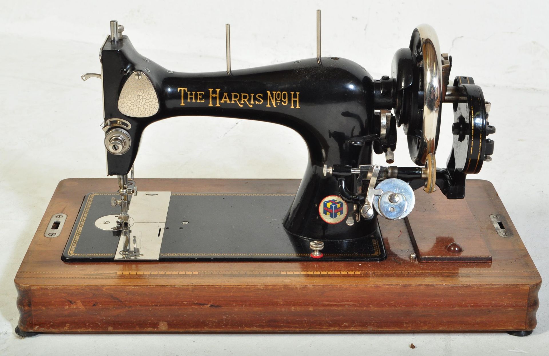 VINTAGE 'THE HARRIS N.9H' TRAVELLING SEWING MACHINE IN CASE - Image 3 of 5