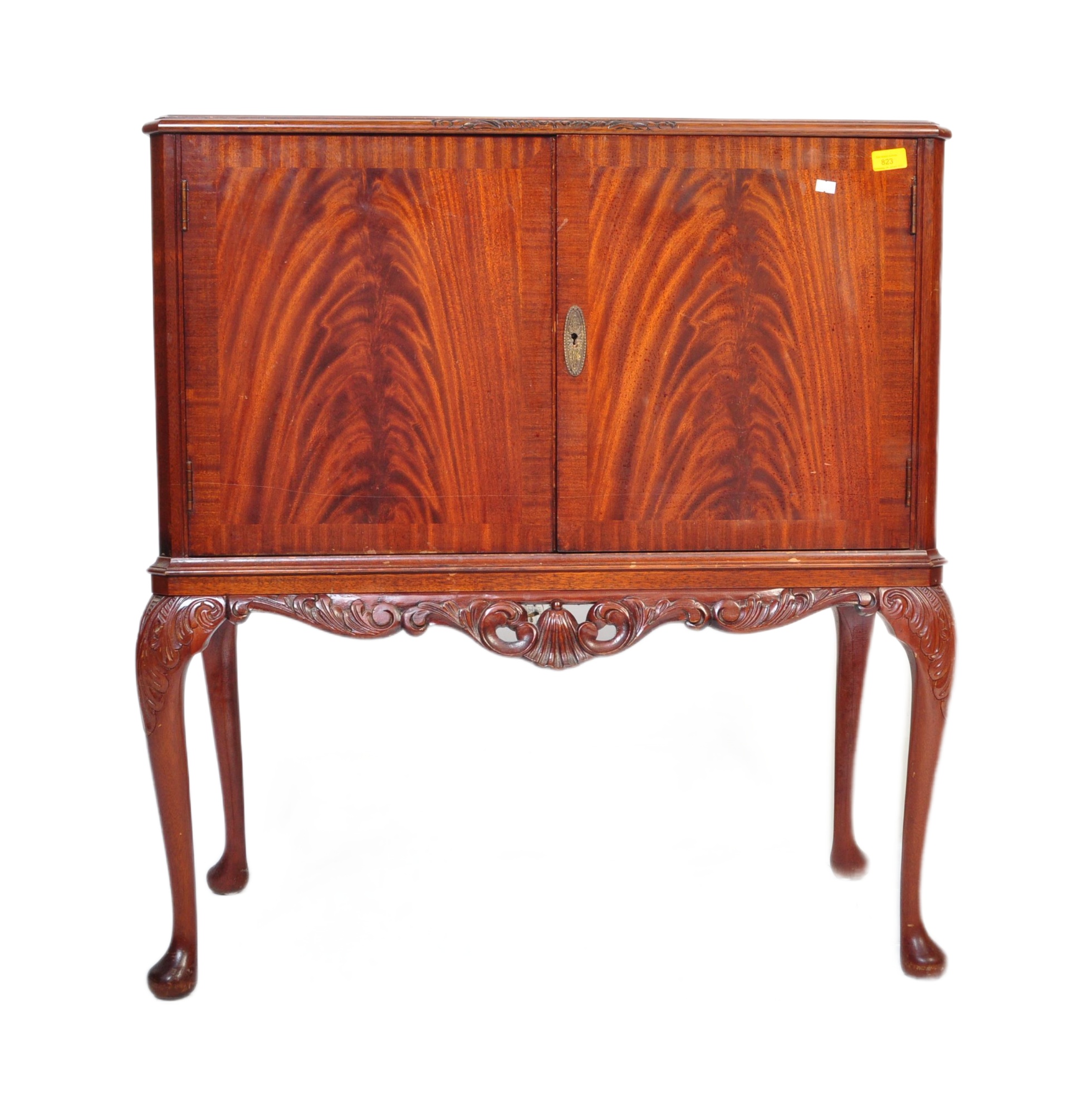 20TH CENTURY WALNUT CHIPPENDALE STYLE DRINKS CABINET