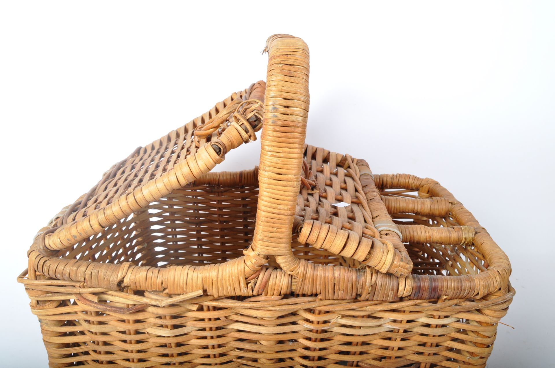 MID 20TH CENTURY WICKER WOVEN PICNIC BASKET - Image 5 of 5